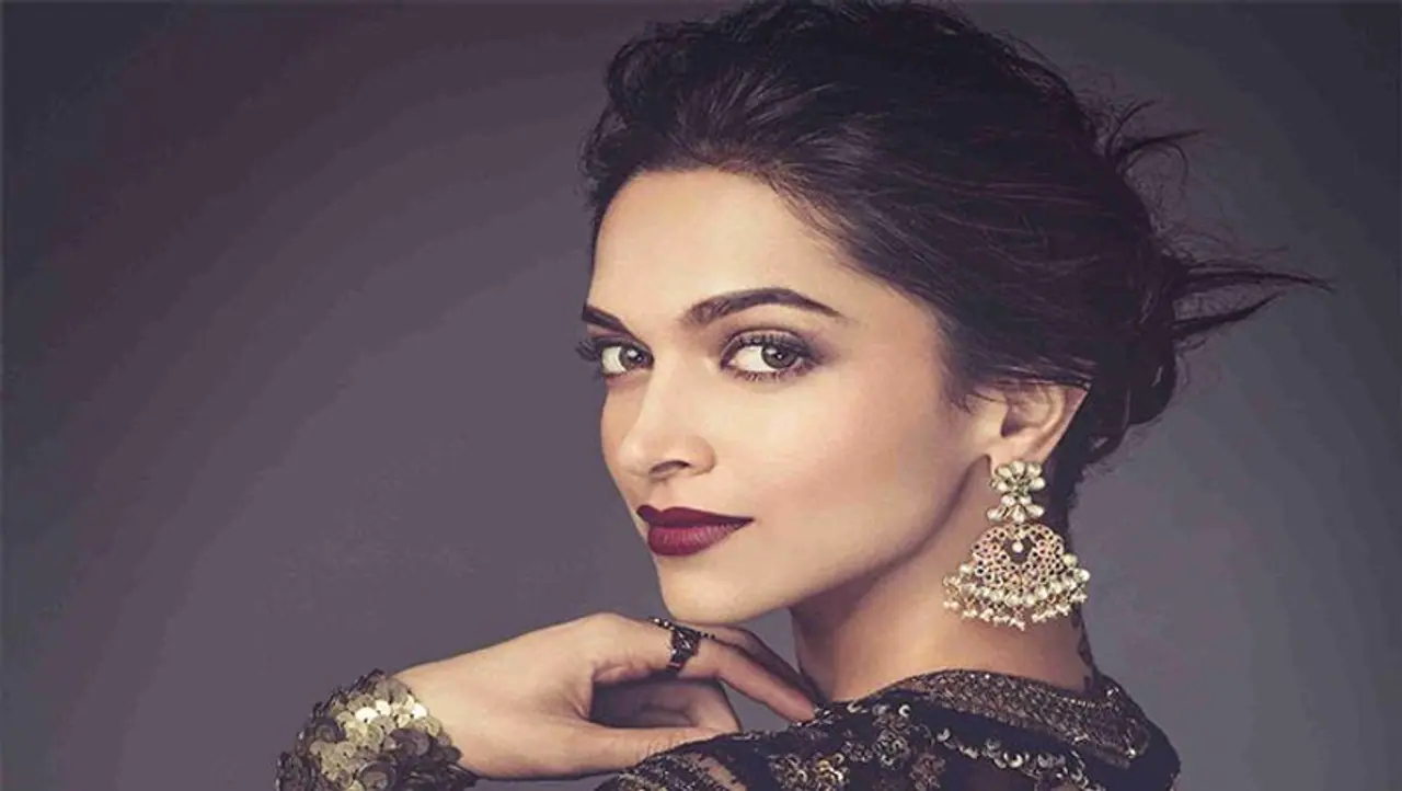 <p>ಬಾಲಿವುಡ್ ಡ್ರಗ್ ತನಿಖೆಯಲ್ಲಿ ದೀಪಿಕಾ ಮತ್ತು ಅವಳ ಮ್ಯಾನೇಜರ್ ಕರಿಷ್ಮಾ ನಡುವೆ ವಾಟ್ಸಾಪ್ ಚಾಟ್ ಲೀಕ್ ಆದ ನಂತರ ದೀಪಿಕಾ ಪಡುಕೋಣೆರಿಗೆ ಎನ್ಸಿಬಿ ಸಮನ್ಸ್ ಜಾರಿಗೊಳಿಸಿದೆ.</p> <p>ಬಾಲಿವುಡ್ ಡ್ರಗ್ ತನಿಖೆಯಲ್ಲಿ ದೀಪಿಕಾ ಮತ್ತು ಅವಳ ಮ್ಯಾನೇಜರ್ ಕರಿಷ್ಮಾ ನಡುವೆ ವಾಟ್ಸಾಪ್ ಚಾಟ್ ಲೀಕ್ ಆದ ನಂತರ ದೀಪಿಕಾ ಪಡುಕೋಣೆರಿಗೆ ಎನ್ಸಿಬಿ ಸಮನ್ಸ್ ಜಾರಿಗೊಳಿಸಿದೆ.</p>