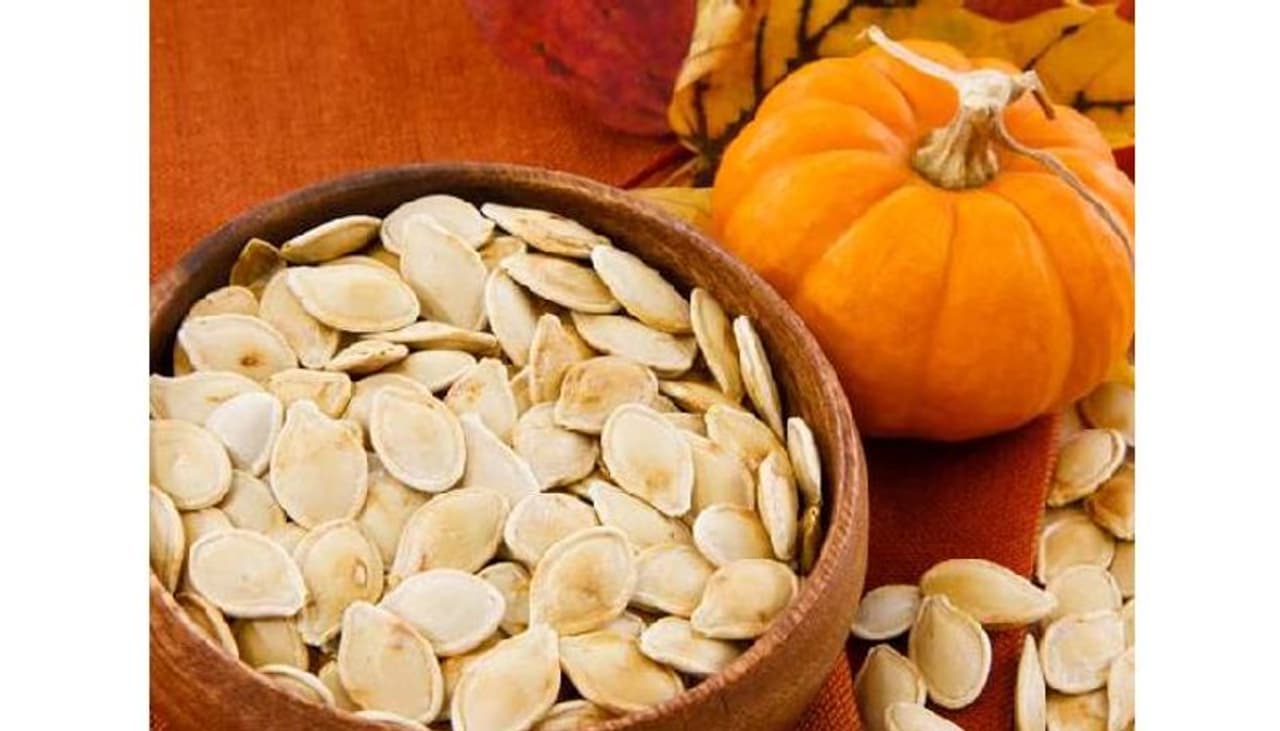 <p style="text align: justify;">ಕುಂಬಳಕಾಯಿಯ ಬೀಜಗಳು ಆರೋಗ್ಯಕ್ಕೆ ಎಷ್ಟು ಪ್ರಯೋಜನಕಾರಿ ಮತ್ತು ಯಾವ ರೀತಿ ಪರಿಣಾಮ ಬೀರುತ್ತದೆ ಅನ್ನೋದು ತಿಳಿದಿರಬೇಕು. ಕುಂಬಳಕಾಯಿ ಬೀಜಗಳು ಹಲವಾರು ರೋಗಗಳಿಗೆ ಚಿಕಿತ್ಸೆ, ಖನಿಜಾಂಶಗಳು, ವಿಟಮಿನ್ ಗಳು, ಅಧಿಕ ನಾರಿನಂಶವನ್ನು ಹೊಂದಿದ್ದು, ಇದು ಆರೋಗ್ಯಕ್ಕೆ ಉಪಯುಕ್ತವಾಗಿದೆ.</p> <p style="text align: justify;">ಕುಂಬಳಕಾಯಿಯ ಬೀಜಗಳು ಆರೋಗ್ಯಕ್ಕೆ ಎಷ್ಟು ಪ್ರಯೋಜನಕಾರಿ ಮತ್ತು ಯಾವ ರೀತಿ ಪರಿಣಾಮ ಬೀರುತ್ತದೆ ಅನ್ನೋದು ತಿಳಿದಿರಬೇಕು. ಕುಂಬಳಕಾಯಿ ಬೀಜಗಳು ಹಲವಾರು ರೋಗಗಳಿಗೆ ಚಿಕಿತ್ಸೆ, ಖನಿಜಾಂಶಗಳು, ವಿಟಮಿನ್ ಗಳು, ಅಧಿಕ ನಾರಿನಂಶವನ್ನು ಹೊಂದಿದ್ದು, ಇದು ಆರೋಗ್ಯಕ್ಕೆ ಉಪಯುಕ್ತವಾಗಿದೆ.</p>