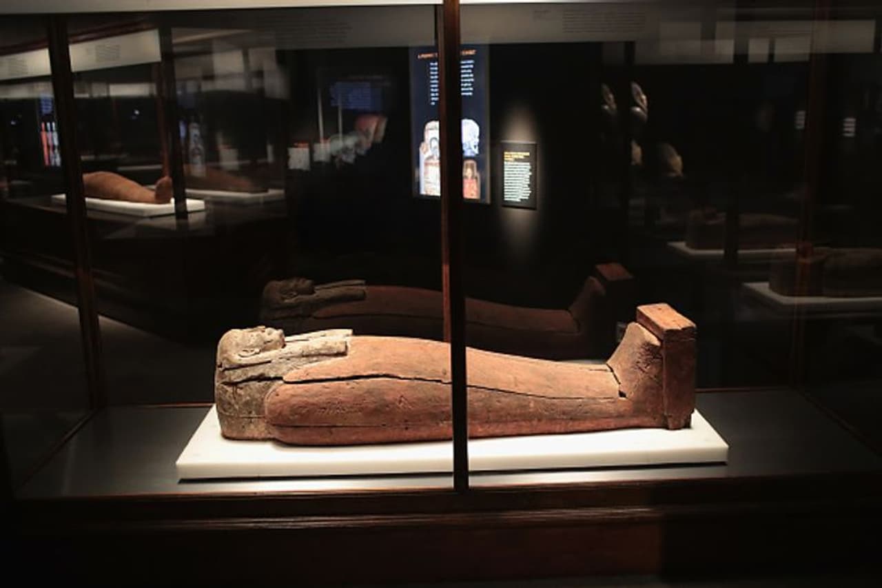 <p>ഗ്രീക്ക് റോമൻ കാലഘട്ടത്തിൽ, മമ്മി പോർട്രെയ്റ്റുകൾ ചില ഈജിപ്തുകാർക്കിടയിൽ ഒരു പതിവായിരുന്നു. എംബാം ചെയ്ത മുഖത്തിന് മുകളിലായി ചിത്രം വരയ്ക്കുന്നത് റോമൻ പാരമ്പര്യമാണ്.</p> <p>ഗ്രീക്ക് റോമൻ കാലഘട്ടത്തിൽ, മമ്മി പോർട്രെയ്റ്റുകൾ ചില ഈജിപ്തുകാർക്കിടയിൽ ഒരു പതിവായിരുന്നു. എംബാം ചെയ്ത മുഖത്തിന് മുകളിലായി ചിത്രം വരയ്ക്കുന്നത് റോമൻ പാരമ്പര്യമാണ്.</p>