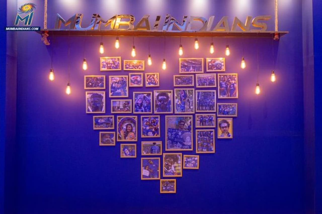 <p>ஐக்கிய அரபு எமிரேட்ஸ் வந்த , மற்ற ஐ.பி.எல் அணிகளும் தங்கள் ஹோட்டலின் உட்புறத்தின் படங்களை பகிர்ந்து கொண்டுள்ளன . இந்த முறை மும்பை இந்தியன்ஸ் அணியும் தங்கள் ஹோட்டலின் படத்தை வெளியிட்டது<br /> </p> <p>ஐக்கிய அரபு எமிரேட்ஸ் வந்த , மற்ற ஐ.பி.எல் அணிகளும் தங்கள் ஹோட்டலின் உட்புறத்தின் படங்களை பகிர்ந்து கொண்டுள்ளன . இந்த முறை மும்பை இந்தியன்ஸ் அணியும் தங்கள் ஹோட்டலின் படத்தை வெளியிட்டது<br /> </p>