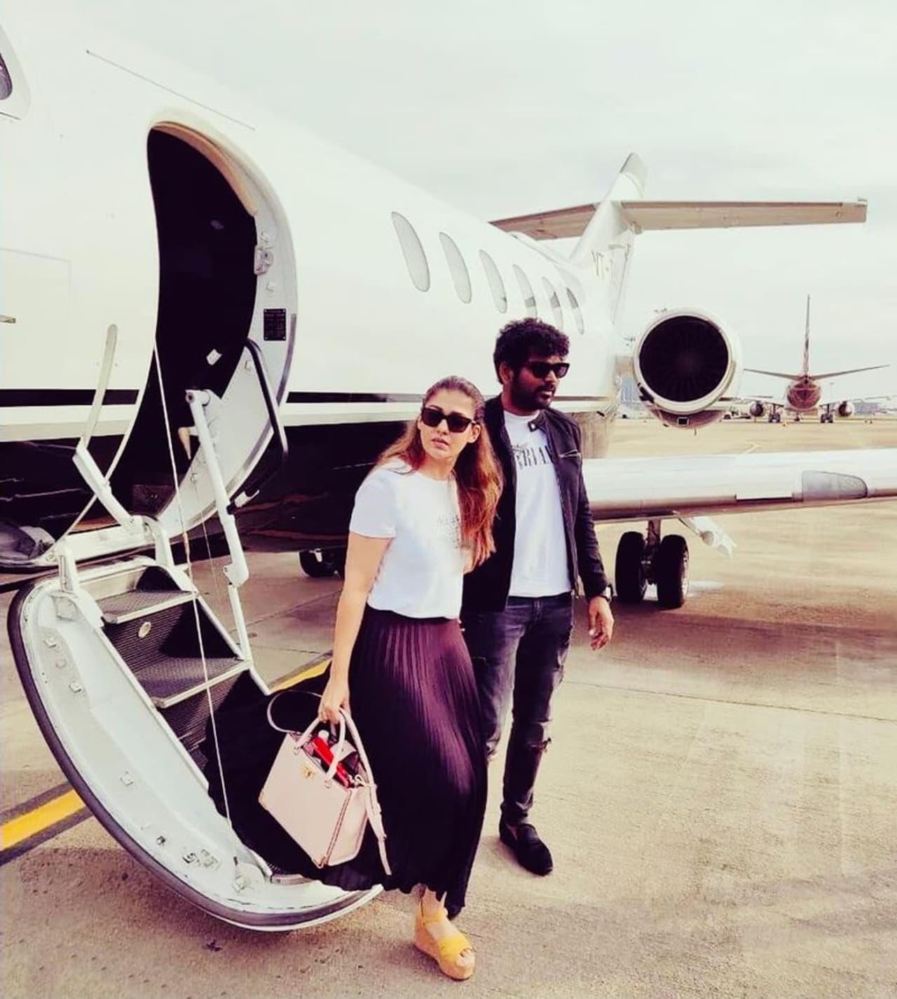 <p>18 ാം തീയ്യതി ആയിരുന്നു വിഘ്നേഷിന്റെ 35 ാം പിറന്നാള്. ഗോവ കാന്ഡൊലിം ബീച്ചിലെ ഒരു റിസോര്ട്ടിലായിരുന്നു വിഘ്നേഷിന്റെ പിറന്നാള് ആഘോഷിക്കാന് ഇരുവരും എത്തിയത്.</p> <p>18 ാം തീയ്യതി ആയിരുന്നു വിഘ്നേഷിന്റെ 35 ാം പിറന്നാള്. ഗോവ കാന്ഡൊലിം ബീച്ചിലെ ഒരു റിസോര്ട്ടിലായിരുന്നു വിഘ്നേഷിന്റെ പിറന്നാള് ആഘോഷിക്കാന് ഇരുവരും എത്തിയത്.</p>