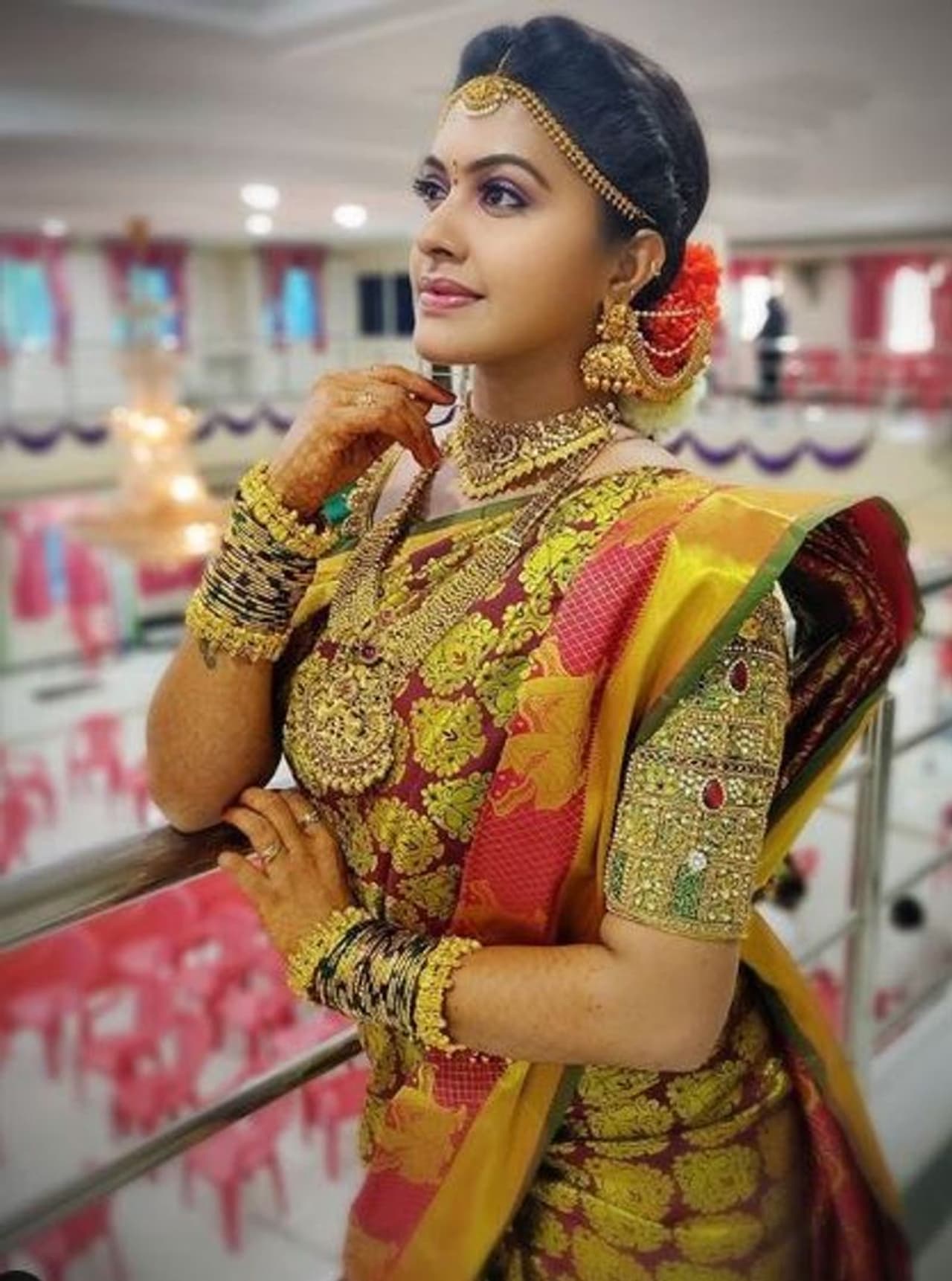 <p>தகதகவென ஜொலிக்கும் நகைகளுடன் ரக்ஷிதா&nbsp;</p>