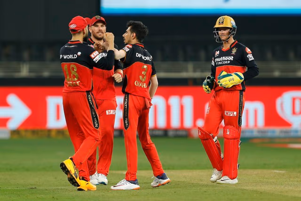 <p>ஐபிஎல் 13வது சீசன் ஐக்கிய அரபு அமீரகத்தில் விறுவிறுப்பாக நடந்துவரும் நிலையில், இந்த சீசனிலும் வழக்கம்போலவே கோப்பையை வெல்லும் முனைப்பில் களமிறங்கிய ஆர்சிபி அணிக்கு, தொடக்கமே மரண அடியாக விழுந்துள்ளது.</p>