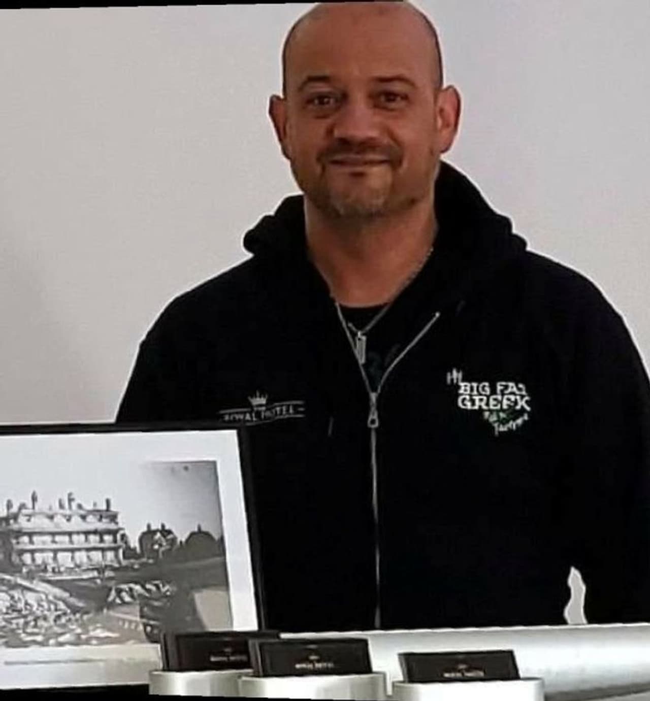 <p>രണ്ട് ദിവസമായി സ്ഥലത്ത് ഉണ്ടെന്നാണ് ദമ്പതികള് ഭക്ഷണശാലയില് സംസാരിച്ച വ്യക്തിയോട് പറഞ്ഞത്. സംഭവത്തില് കടുത്ത ക്ഷോഭമുണ്ടെന്ന് പറഞ്ഞ ഭക്ഷണശാല ഉടമ, തന്റെ പട്ടണത്തിലെ എല്ലവരെയും തനിക്കറിയാമെന്നും. ഇത് പുറത്തുനിന്നും വന്നവരാണെന്ന് ഉറപ്പാണെന്നും പറയുന്നു.</p> <p>രണ്ട് ദിവസമായി സ്ഥലത്ത് ഉണ്ടെന്നാണ് ദമ്പതികള് ഭക്ഷണശാലയില് സംസാരിച്ച വ്യക്തിയോട് പറഞ്ഞത്. സംഭവത്തില് കടുത്ത ക്ഷോഭമുണ്ടെന്ന് പറഞ്ഞ ഭക്ഷണശാല ഉടമ, തന്റെ പട്ടണത്തിലെ എല്ലവരെയും തനിക്കറിയാമെന്നും. ഇത് പുറത്തുനിന്നും വന്നവരാണെന്ന് ഉറപ്പാണെന്നും പറയുന്നു.</p>