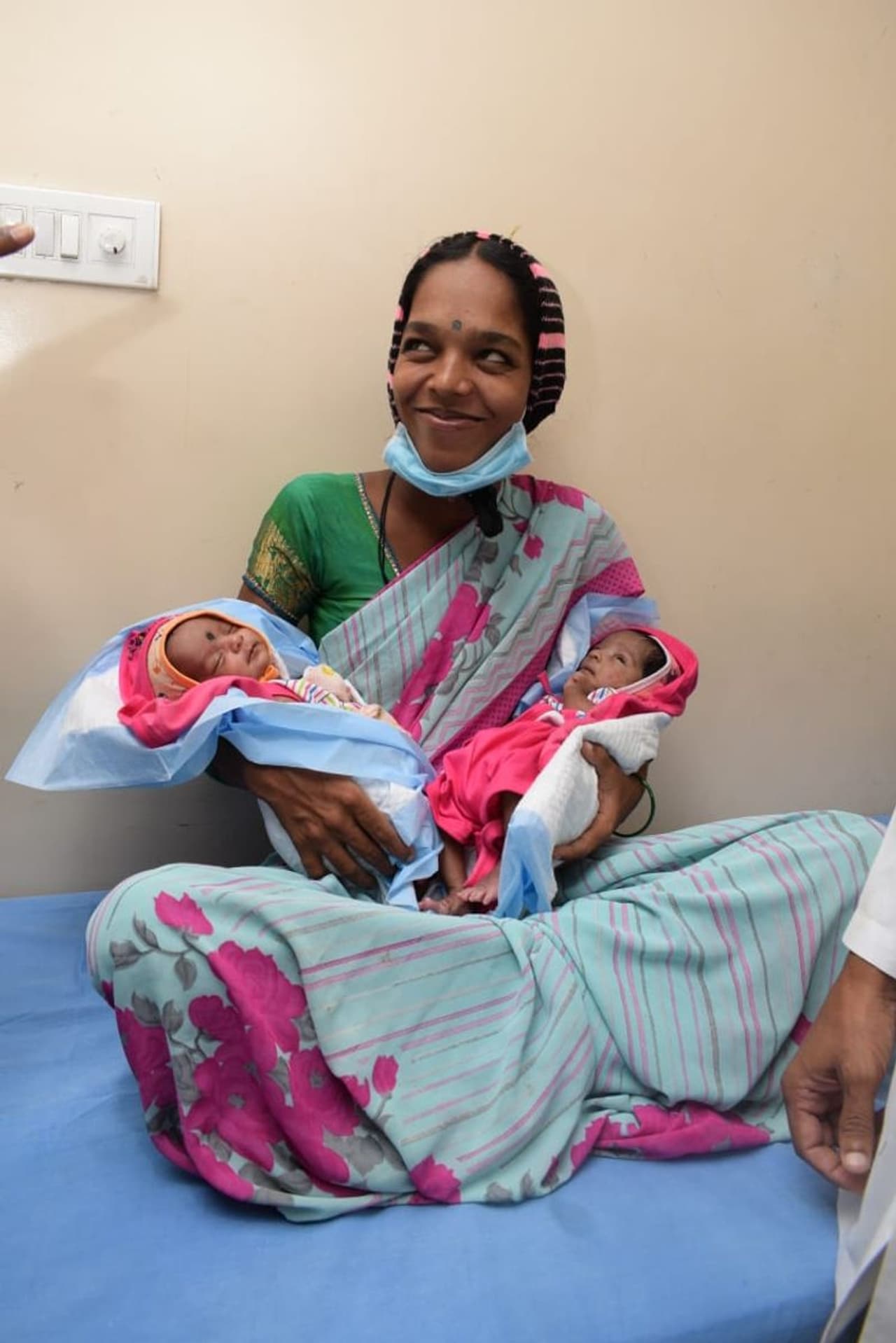 <p>మహబూబ్ నగర్: మానవ సంబంధాలను మచ్చతెచ్చే ఉదంతం ఒకటి ఒకటి ఇటీవల మహబూబ్ నగర్ జిల్లాలో చోటుచేసుకుంది. పురిట్లోని కవల ఆడబిడ్డలకు విషమిచ్చి చంపాలని ఓ కసాయి తండ్రి ప్రయత్నించిన విషయం తెలిసిందే. అయితే ఈ విషయం తెలిసిన మంత్రి శ్రీనివాస్ గౌడ్ ఆ ఆడబిడ్డలకు మెరుగైన వైద్యం అందేలా చూడటంతో ఆ బిడ్డలు ప్రాణాలతో బయటపడ్డారు. తాజాగా ఆ ఆడపిల్లలను, ఆమె తల్లిని పరామర్శించారు మంత్రి శ్రీనివాస్ గౌడ్. దీంతో ఈ విషయం మరోసారి వార్తల్లో నిలిచింది. </p> <p>మహబూబ్ నగర్: మానవ సంబంధాలను మచ్చతెచ్చే ఉదంతం ఒకటి ఒకటి ఇటీవల మహబూబ్ నగర్ జిల్లాలో చోటుచేసుకుంది. పురిట్లోని కవల ఆడబిడ్డలకు విషమిచ్చి చంపాలని ఓ కసాయి తండ్రి ప్రయత్నించిన విషయం తెలిసిందే. అయితే ఈ విషయం తెలిసిన మంత్రి శ్రీనివాస్ గౌడ్ ఆ ఆడబిడ్డలకు మెరుగైన వైద్యం అందేలా చూడటంతో ఆ బిడ్డలు ప్రాణాలతో బయటపడ్డారు. తాజాగా ఆ ఆడపిల్లలను, ఆమె తల్లిని పరామర్శించారు మంత్రి శ్రీనివాస్ గౌడ్. దీంతో ఈ విషయం మరోసారి వార్తల్లో నిలిచింది. </p>