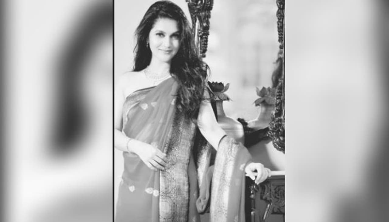 <p>Recently, Mithila posted a monochrome picture. The actress was decked up in a beautiful saree. She looks dazzling on the silver screen, and she looks equally stunning off it.<br /> </p> <p>Recently, Mithila posted a monochrome picture. The actress was decked up in a beautiful saree. She looks dazzling on the silver screen, and she looks equally stunning off it.<br /> </p>