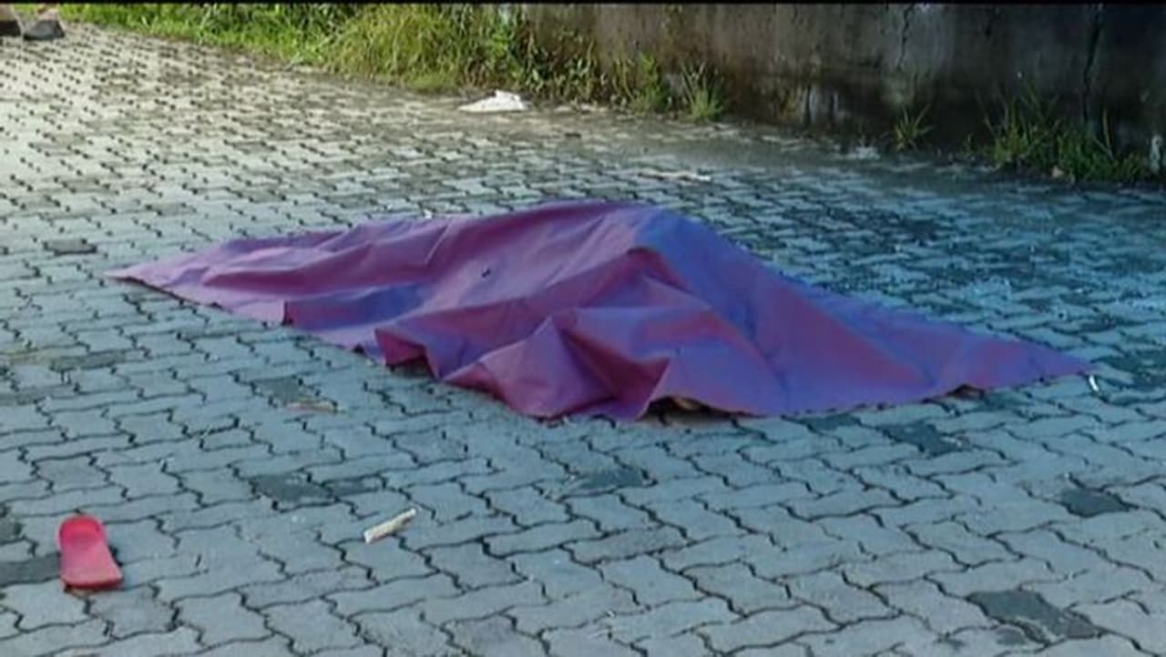 <p>വൈപ്പിനില് യുവാവിനെ മര്ദ്ദിച്ച് കൊന്നത് കാമുകിയെ ചൊല്ലിയുള്ള തര്ക്കം മൂലമെന്ന് റിപ്പോര്ട്ട്. ചെറായി സ്വദേശി കല്ലുമഠത്തിൽ പ്രസാദിന്റെ മകൻ പ്രണവിനെ വാട്സ്ആപ്പ് ചാറ്റിങ്ങിലൂടെ വിളിച്ചു വരുത്തിയശേഷം വൈപ്പിൻ പള്ളത്താംകുളങ്ങര ബീച്ചിന് സമീപത്ത് ഇന്നലെ പുലര്ച്ചെ കൊലപ്പെടുത്തുകയായിരുന്നു. പ്രതികളിൽ ഒരാളായ ശരത്തിന്റെ കാമുകിയുമായി കൊല്ലപ്പെട്ട പ്രണവ് അടുപ്പത്തിലായിരുന്നു. ഇതേ ചൊല്ലിയുള്ള തർക്കമാണ് കൊലപാതകത്തിന് കാരണമായതായാണ് പൊലീസ് വ്യക്തമാക്കുന്നത്. </p> <p>വൈപ്പിനില് യുവാവിനെ മര്ദ്ദിച്ച് കൊന്നത് കാമുകിയെ ചൊല്ലിയുള്ള തര്ക്കം മൂലമെന്ന് റിപ്പോര്ട്ട്. ചെറായി സ്വദേശി കല്ലുമഠത്തിൽ പ്രസാദിന്റെ മകൻ പ്രണവിനെ വാട്സ്ആപ്പ് ചാറ്റിങ്ങിലൂടെ വിളിച്ചു വരുത്തിയശേഷം വൈപ്പിൻ പള്ളത്താംകുളങ്ങര ബീച്ചിന് സമീപത്ത് ഇന്നലെ പുലര്ച്ചെ കൊലപ്പെടുത്തുകയായിരുന്നു. പ്രതികളിൽ ഒരാളായ ശരത്തിന്റെ കാമുകിയുമായി കൊല്ലപ്പെട്ട പ്രണവ് അടുപ്പത്തിലായിരുന്നു. ഇതേ ചൊല്ലിയുള്ള തർക്കമാണ് കൊലപാതകത്തിന് കാരണമായതായാണ് പൊലീസ് വ്യക്തമാക്കുന്നത്. </p>