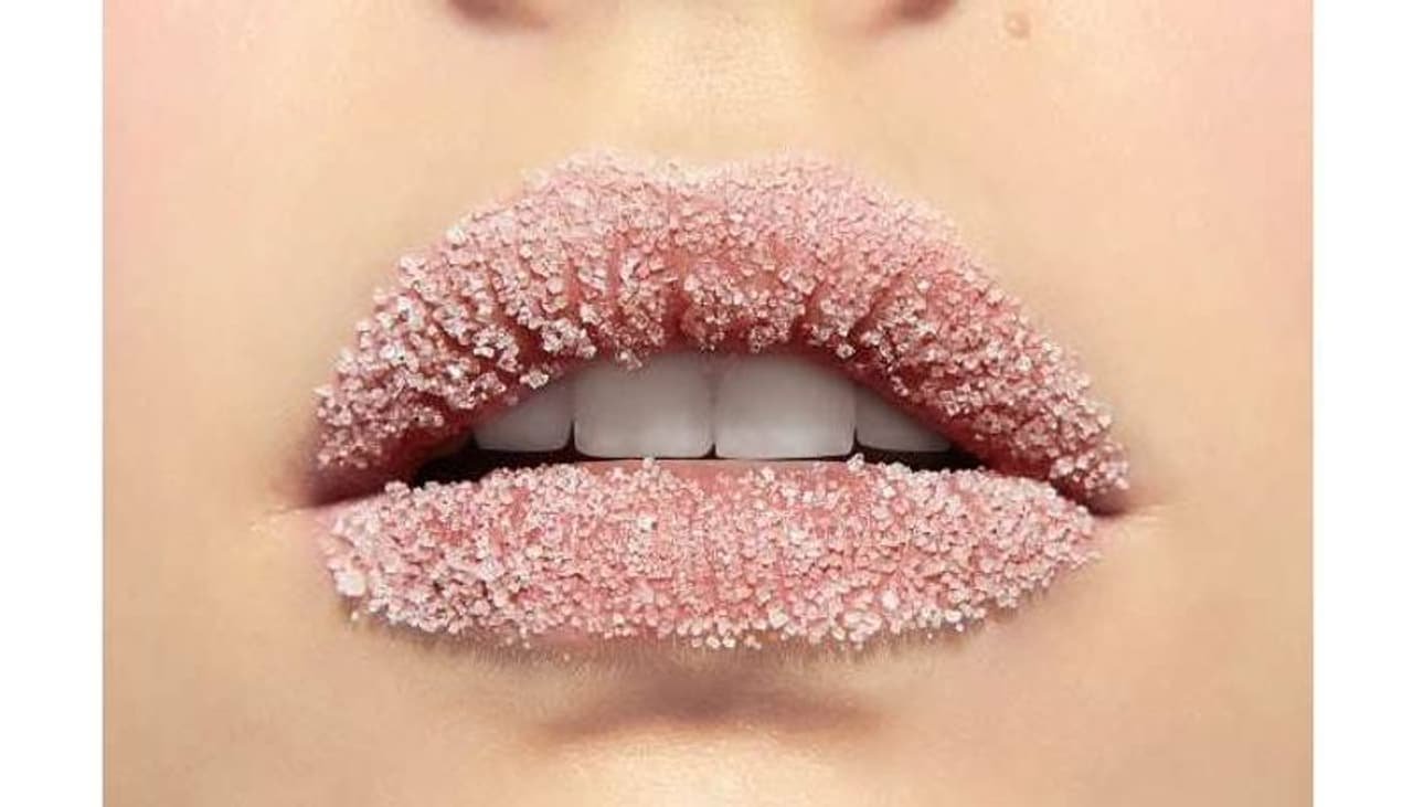 <p><strong>ഒന്ന്...</strong></p><p>&nbsp;</p><p>പഞ്ചസാര നല്ലൊരു സ്ക്രബറാണ്. ഇത് ചുണ്ടിലെ മൃതകോശങ്ങളെ അകറ്റി ചുണ്ടിന് ഭംഗി നൽകാൻ സഹായിക്കും. ഒരു സ്പൂൺ പഞ്ചസാരയെടുത്ത് അതിൽ മൂന്നോ നാലോ തുള്ളി ഒലീവ് ഓയിലൊഴിച്ച് അരസ്പൂൺ തേനും ചേർത്ത് ചുണ്ടിൽ പുരട്ടുക. ശേഷം &nbsp;വിരലുകൾ കൊണ്ട് ചുണ്ടിൽ മൃദുവായി ഉരസുക. അൽപ സമയത്തിനുശേഷം വെള്ളമുപയോഗിച്ച് കഴുകുക. ഇത് പതിവായി ചെയ്യുന്നത് വരണ്ട ചുണ്ടുകള്‍ക്ക് ഗുണം ചെയ്യും.&nbsp;</p>