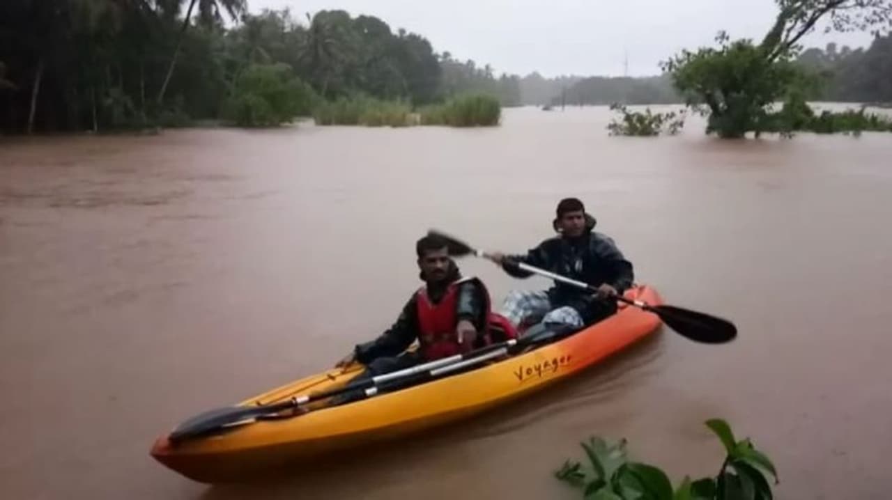 <p>ಕೆಮ್ಮಣ್ಣು ಗ್ರಾಮದ ನಿವಾಸಿಗಳಾದ ಇಮ್ತಿಯಾಸ್, ಇಲ್ಯಾಸ್ ಮತ್ತು ಸುಹಾನ್ ಅವರು ಸುತ್ತಮುತ್ತಲಿನ 20 ಕಿ.ಮೀ. ವ್ಯಾಪ್ತಿಯ ಗ್ರಾಮಗಳ ಪ್ರವಾಹದಲ್ಲಿ ಸಿಲುಕಿದ್ದವರನ್ನು ತಮ್ಮ ಎರಡು ಕಯಾಕಿಂಗ್ ಎಂಬ ಸಣ್ಣ ಹುಟ್ಟು ಹಾಕಿ ನಡೆಸುವ ದೋಣಿಗಳಲ್ಲಿ ರಕ್ಷಿಸಿದ್ದಾರೆ.</p> <p>ಕೆಮ್ಮಣ್ಣು ಗ್ರಾಮದ ನಿವಾಸಿಗಳಾದ ಇಮ್ತಿಯಾಸ್, ಇಲ್ಯಾಸ್ ಮತ್ತು ಸುಹಾನ್ ಅವರು ಸುತ್ತಮುತ್ತಲಿನ 20 ಕಿ.ಮೀ. ವ್ಯಾಪ್ತಿಯ ಗ್ರಾಮಗಳ ಪ್ರವಾಹದಲ್ಲಿ ಸಿಲುಕಿದ್ದವರನ್ನು ತಮ್ಮ ಎರಡು ಕಯಾಕಿಂಗ್ ಎಂಬ ಸಣ್ಣ ಹುಟ್ಟು ಹಾಕಿ ನಡೆಸುವ ದೋಣಿಗಳಲ್ಲಿ ರಕ್ಷಿಸಿದ್ದಾರೆ.</p>