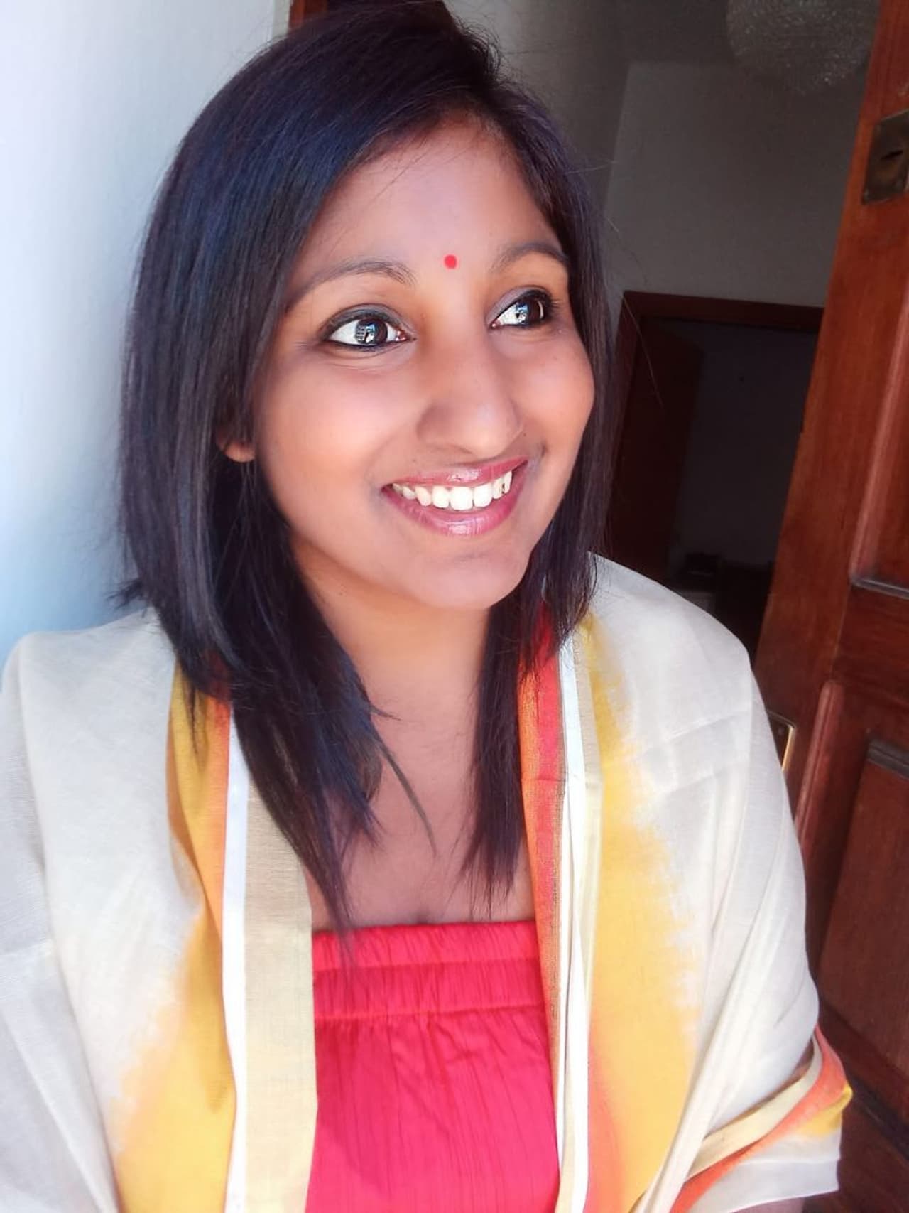 <p>കഴിഞ്ഞ വർഷം നവ്യയുടെ അന്വേഷണം മാധ്യമങ്ങൾ വാർത്തയാക്കിയതോടെ അവരുടെ പെറ്റമ്മയെ കണ്ടെത്താനായി പലരും അന്വേഷിച്ചിറങ്ങി. കോഴിക്കോട് ചേവായൂർ പൊലീസ് സ്റ്റേഷനിലെ സിവിൽ പൊലീസ് ഓഫീസർ റിജേഷിൻ്റെ സഹായത്തിൽ ഒരു സ്ത്രീയെ കണ്ടെത്താനുമായി. ഇത് തൻ്റെ മകൾ തന്നെയാണെന്ന് ആ സ്ത്രീയും സമ്മതിച്ചു. തൻ്റെ പെറ്റമ്മയെ കണ്ടെത്തുക എന്ന ജീവിത സാഫല്യം യഥാർത്ഥ്യമായതിൻ്റെ സന്തോഷത്തിലായിരുന്നു പിന്നീട് നവ്യ.<br /> </p> <p>കഴിഞ്ഞ വർഷം നവ്യയുടെ അന്വേഷണം മാധ്യമങ്ങൾ വാർത്തയാക്കിയതോടെ അവരുടെ പെറ്റമ്മയെ കണ്ടെത്താനായി പലരും അന്വേഷിച്ചിറങ്ങി. കോഴിക്കോട് ചേവായൂർ പൊലീസ് സ്റ്റേഷനിലെ സിവിൽ പൊലീസ് ഓഫീസർ റിജേഷിൻ്റെ സഹായത്തിൽ ഒരു സ്ത്രീയെ കണ്ടെത്താനുമായി. ഇത് തൻ്റെ മകൾ തന്നെയാണെന്ന് ആ സ്ത്രീയും സമ്മതിച്ചു. തൻ്റെ പെറ്റമ്മയെ കണ്ടെത്തുക എന്ന ജീവിത സാഫല്യം യഥാർത്ഥ്യമായതിൻ്റെ സന്തോഷത്തിലായിരുന്നു പിന്നീട് നവ്യ.<br /> </p>