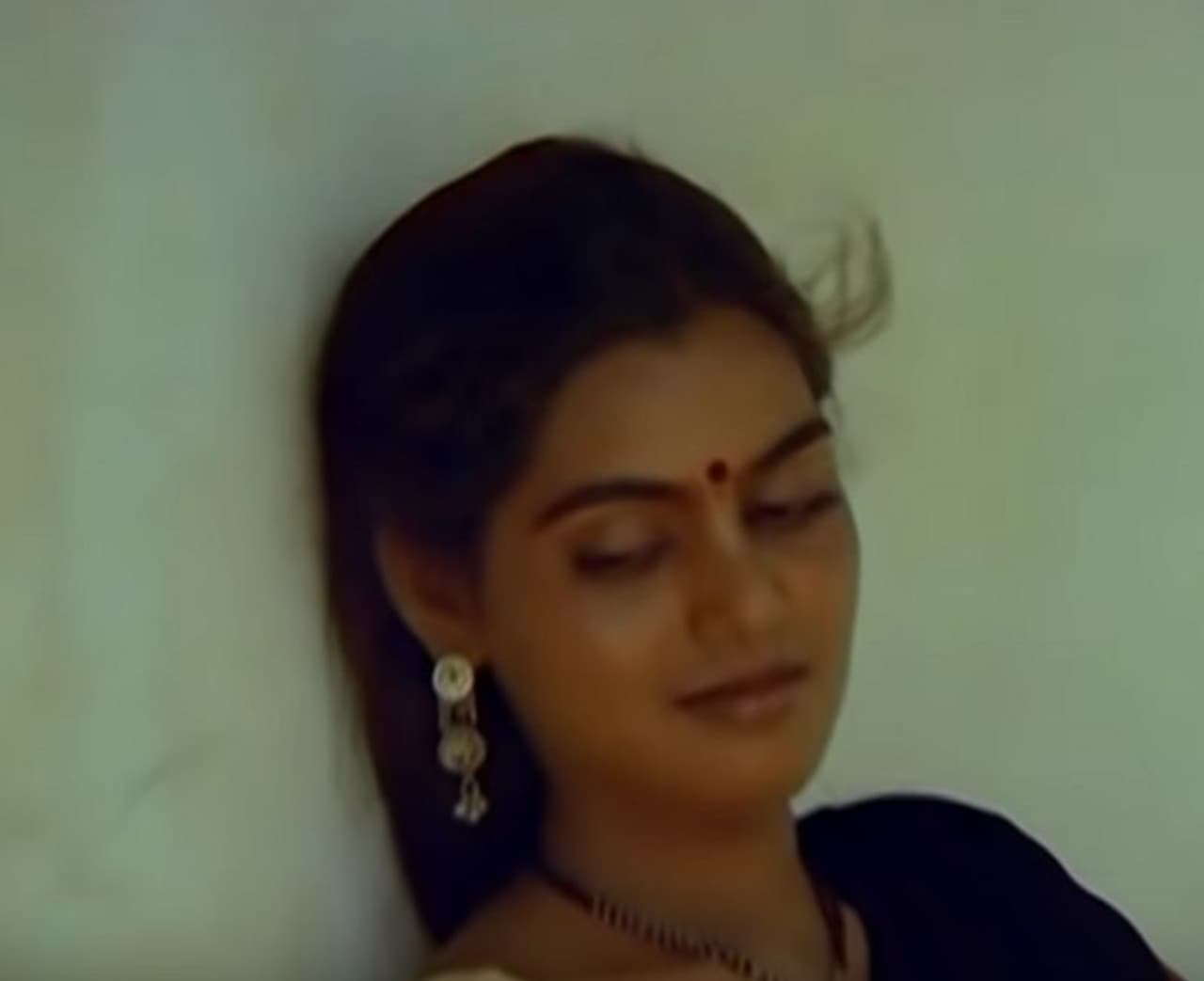 <p>ജീവിതത്തിന്റെ അരങ്ങിൽ നിന്ന് സ്വയം ഇറങ്ങിപ്പോയ സ്മിത വര്ഷങ്ങള്ക്കിപ്പുറവും പ്രേക്ഷകരുടെ ഉള്ളിലെ വിങ്ങലാണ്. തന്റെ മുപ്പത്തിയാറാം വയസിൽ സിൽക്ക് സ്മിത ജീവിതം അവസാനിപ്പിച്ചു. തമിഴിലും മലയാളത്തിലും തെലുങ്കിലും ഒരുപാട് ഹിറ്റുകൾക്ക് കാരണക്കാരിയായ സ്മിത എന്തിന് സ്വയം ജീവിതത്തിൽ നിന്ന് ഇറങ്ങിപ്പോയി?</p> <p>ജീവിതത്തിന്റെ അരങ്ങിൽ നിന്ന് സ്വയം ഇറങ്ങിപ്പോയ സ്മിത വര്ഷങ്ങള്ക്കിപ്പുറവും പ്രേക്ഷകരുടെ ഉള്ളിലെ വിങ്ങലാണ്. തന്റെ മുപ്പത്തിയാറാം വയസിൽ സിൽക്ക് സ്മിത ജീവിതം അവസാനിപ്പിച്ചു. തമിഴിലും മലയാളത്തിലും തെലുങ്കിലും ഒരുപാട് ഹിറ്റുകൾക്ക് കാരണക്കാരിയായ സ്മിത എന്തിന് സ്വയം ജീവിതത്തിൽ നിന്ന് ഇറങ്ങിപ്പോയി?</p>