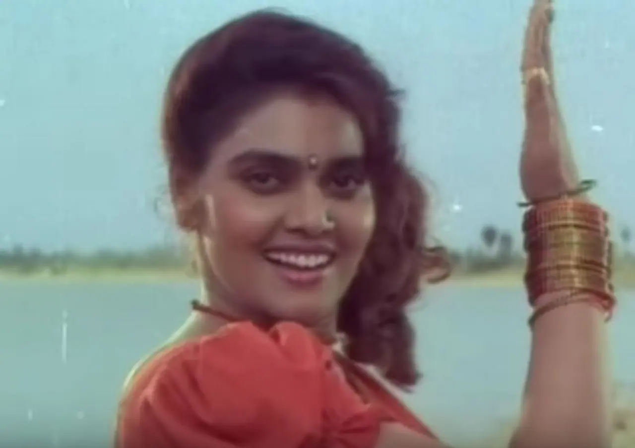 <p>சில்க் ஸ்மிதாவின் இயற்பெயர் விஜயலட்சுமி. வறுமையின் கோரப்பிடில் இருந்த குடும்பத்தில் பிறந்த சாதாரண பெண். ஆனால் சினிமாவில் நடிக்க வேண்டும் சிறந்த நடிகையாக வலம் வர வேண்டும் என்ற ஆசை சிறு வயதில் இருந்தே<br />இருந்தது.&nbsp;<br />&nbsp;</p>