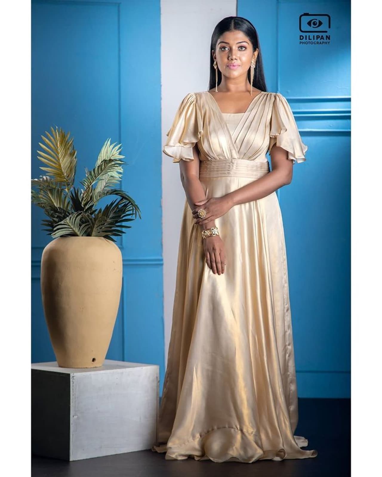 <p>பாலா இயக்கத்தில் 2013ம் ஆண்டு வெளியான பரதேசி படம் மூலம் தமிழ் சினிமாவில் அறிமுகமானவார் ரித்விகா. முதல் படத்திலேயே முக்கிய கதாபாத்திரத்தில் கலக்கினார்.</p> <p>பாலா இயக்கத்தில் 2013ம் ஆண்டு வெளியான பரதேசி படம் மூலம் தமிழ் சினிமாவில் அறிமுகமானவார் ரித்விகா. முதல் படத்திலேயே முக்கிய கதாபாத்திரத்தில் கலக்கினார்.</p>