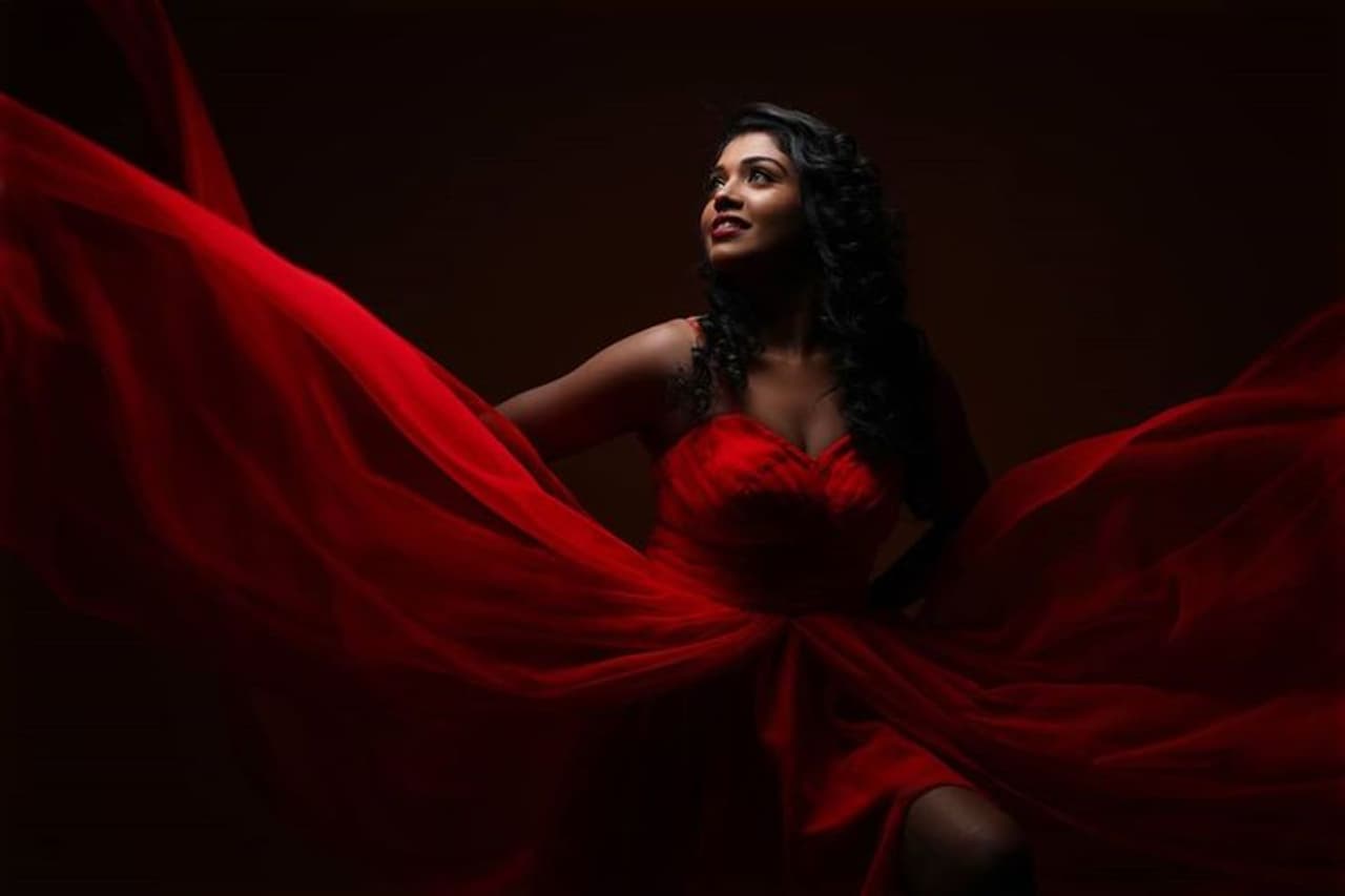 <p>கவர்ச்சி காட்ட நான் ரெடி... </p> <p>கவர்ச்சி காட்ட நான் ரெடி... </p>