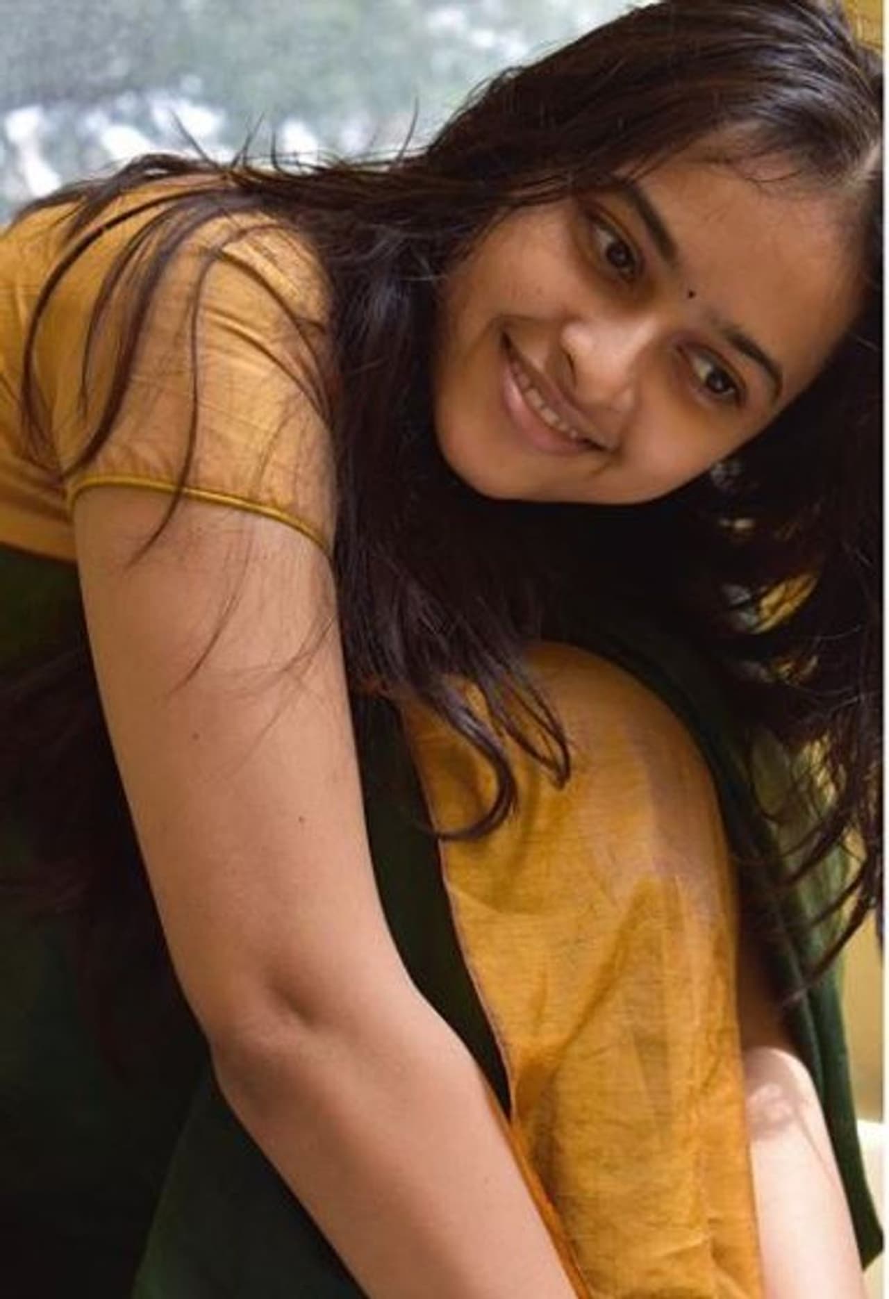 <p>சிரிப்பில் வசீகரிக்கும் ஸ்ரீ திவ்யா&nbsp;</p>