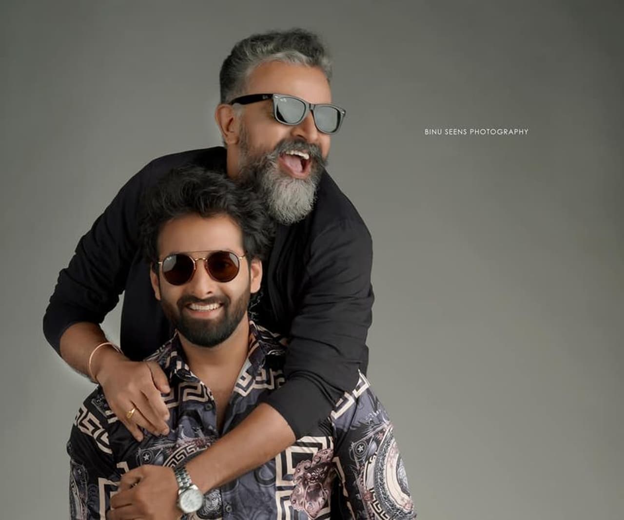 <p>കുടുംബവിളക്കിലെ പ്രധാനകഥാപാത്രങ്ങളിലൊന്നായ സിദ്ധാര്ത്ഥിനെ അവതരിപ്പിക്കുന്നത് കെ കെ മേനോന് എന്ന കൃഷ്ണകുമാര് മേനോനാണ്. വൈക്കം സ്വദേശിയാണ് കൃഷ്ണകുമാര്.</p> <p>കുടുംബവിളക്കിലെ പ്രധാനകഥാപാത്രങ്ങളിലൊന്നായ സിദ്ധാര്ത്ഥിനെ അവതരിപ്പിക്കുന്നത് കെ കെ മേനോന് എന്ന കൃഷ്ണകുമാര് മേനോനാണ്. വൈക്കം സ്വദേശിയാണ് കൃഷ്ണകുമാര്.</p>