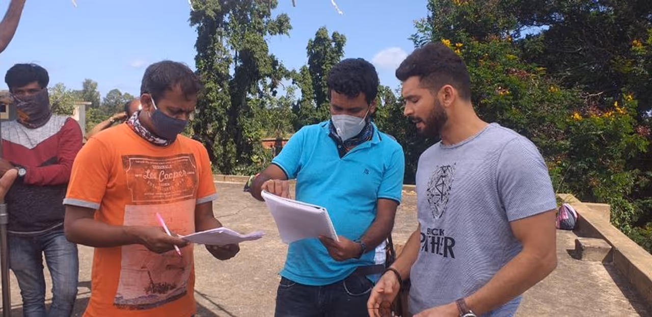 <p>ಸಿಸಿಬಿ ಟೆನ್ಶನ್ ಮಧ್ಯೆಯೂ ನಟ ದಿಗಂತ್ ಶೂಟಿಂಗ್ನಲ್ಲಿ ಬ್ಯುಸಿ ಇದ್ದಾರೆ.</p> <p>ಸಿಸಿಬಿ ಟೆನ್ಶನ್ ಮಧ್ಯೆಯೂ ನಟ ದಿಗಂತ್ ಶೂಟಿಂಗ್ನಲ್ಲಿ ಬ್ಯುಸಿ ಇದ್ದಾರೆ.</p>