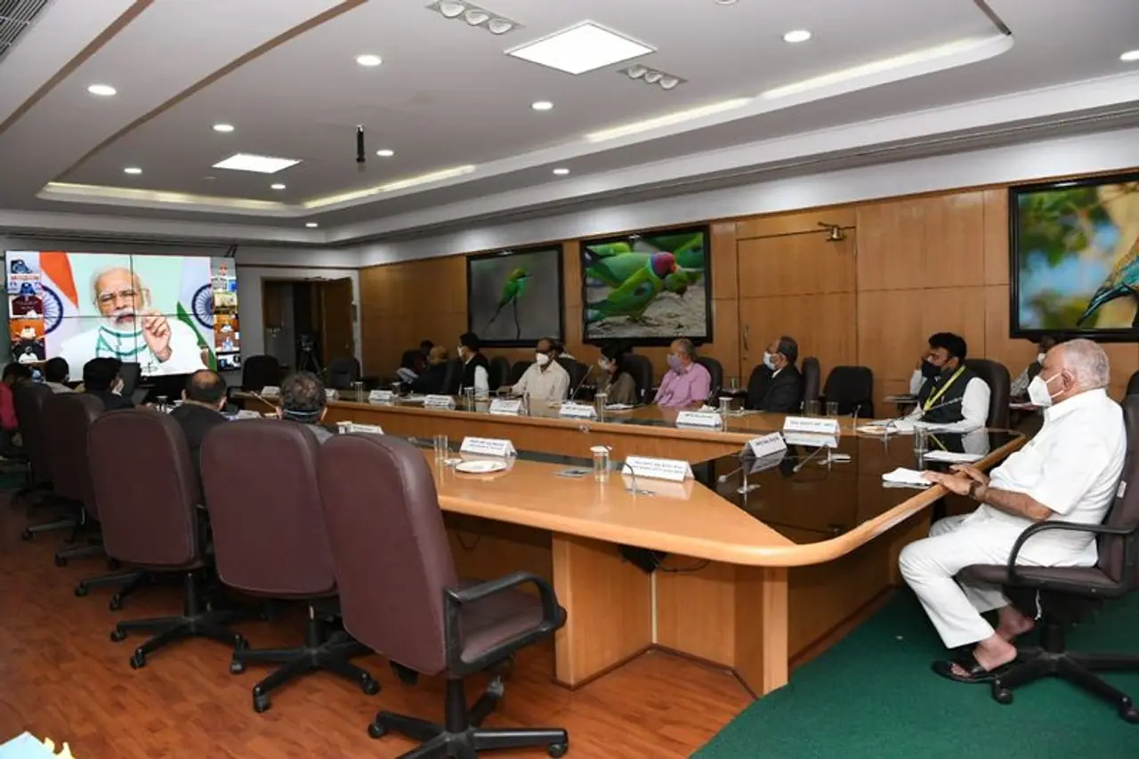 <p>ತೀವ್ರಗೊಳ್ಳುತ್ತಿರುವ ಕೊರೋನಾ ಸೋಂಕು ನಿಯಂತ್ರಣಕ್ಕೆ ಪ್ರಧಾನ ಮಂತ್ರಿ ನರೇಂದ್ರ ಮೋದಿ ಅವರು ಪಣತೊಟ್ಟಿದ್ದು, ಈ ಹಿನ್ನೆಲೆಯಲ್ಲಿ ಅವರು ಬುಧವಾರ ಏಳು ರಾಜ್ಯಗಳ ಮುಖ್ಯಮಂತ್ರಿಗಳ ಜತೆ ಮಾತುಕತೆ ನಡೆಸಿದರು.</p> <p>ತೀವ್ರಗೊಳ್ಳುತ್ತಿರುವ ಕೊರೋನಾ ಸೋಂಕು ನಿಯಂತ್ರಣಕ್ಕೆ ಪ್ರಧಾನ ಮಂತ್ರಿ ನರೇಂದ್ರ ಮೋದಿ ಅವರು ಪಣತೊಟ್ಟಿದ್ದು, ಈ ಹಿನ್ನೆಲೆಯಲ್ಲಿ ಅವರು ಬುಧವಾರ ಏಳು ರಾಜ್ಯಗಳ ಮುಖ್ಯಮಂತ್ರಿಗಳ ಜತೆ ಮಾತುಕತೆ ನಡೆಸಿದರು.</p>