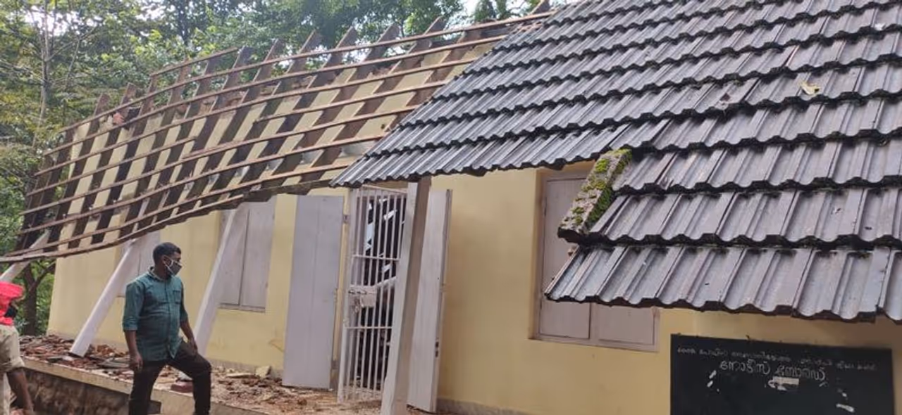 <p><strong>പൊളിഞ്ഞ് വീണത് അസോസിയേഷന് കെട്ടിടം</strong></p><p>എസ്.എ. പി ക്യാമ്പിലെ പൊലീസ് അസോസിയേഷൻ കെട്ടിടം കഴിഞ്ഞ ദിവസം പുലർച്ചെ ആണ് നിലം പൊത്തി. ആളപായമില്ലാത്തത് വലിയ ദുരന്തം ഇല്ലാതാക്കി.</p> <p><strong>പൊളിഞ്ഞ് വീണത് അസോസിയേഷന് കെട്ടിടം</strong></p><p>എസ്.എ. പി ക്യാമ്പിലെ പൊലീസ് അസോസിയേഷൻ കെട്ടിടം കഴിഞ്ഞ ദിവസം പുലർച്ചെ ആണ് നിലം പൊത്തി. ആളപായമില്ലാത്തത് വലിയ ദുരന്തം ഇല്ലാതാക്കി.</p>