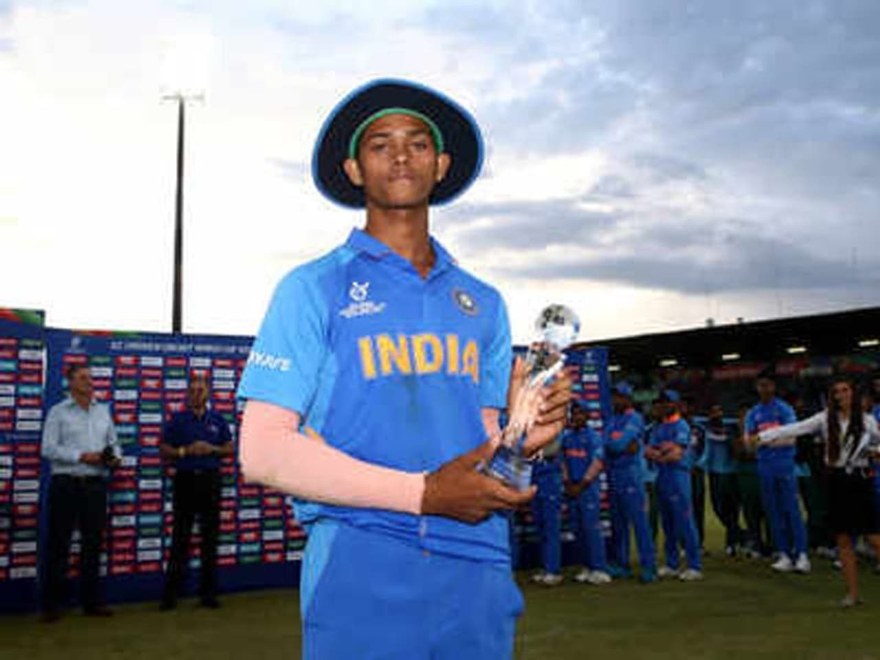 <p>பதினேழு வயதான யஷஸ்வி ஜெய்ஸ்வால் ஐபிஎல் 2020 ஏலத்தில் ராஜஸ்தான் ராயல்ஸ் நிறுவனத்தால் ரூ .2.4 கோடிக்கு வாங்கப்பட்ட பிறகு முதல் முறையாக இந்தியன் பிரீமியர் லீக்கில் இம்முறை விளையாடி வருகிறார் <br /> </p> <p>பதினேழு வயதான யஷஸ்வி ஜெய்ஸ்வால் ஐபிஎல் 2020 ஏலத்தில் ராஜஸ்தான் ராயல்ஸ் நிறுவனத்தால் ரூ .2.4 கோடிக்கு வாங்கப்பட்ட பிறகு முதல் முறையாக இந்தியன் பிரீமியர் லீக்கில் இம்முறை விளையாடி வருகிறார் <br /> </p>