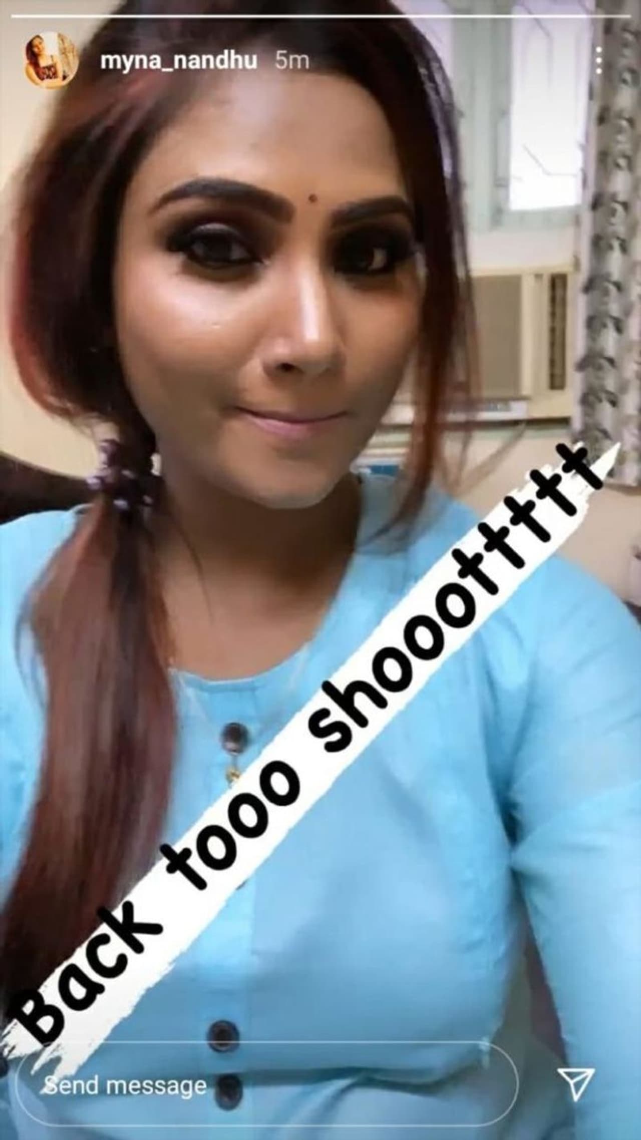 <p>‘வம்சம்' படத்தின் மூலம் காமெடி நடிகையாக அறிமுகமானவர்<br />நடிகை நந்தினி. இந்த படத்தை தொடர்ந்து, 'கேடி பில்லா கில்லாடி<br />ரங்கா' , போன்ற சில தமிழ் படங்களில் நடித்தாலும் இவரால் காமெடி நடிகையாக ஜொலிக்க முடியவில்லை.இதனால் வெள்ளித்திரையில் இருந்து விலகி, சின்னத்திரையில் காலடி எடுத்து வைத்தார்.</p> <p>‘வம்சம்' படத்தின் மூலம் காமெடி நடிகையாக அறிமுகமானவர்<br />நடிகை நந்தினி. இந்த படத்தை தொடர்ந்து, 'கேடி பில்லா கில்லாடி<br />ரங்கா' , போன்ற சில தமிழ் படங்களில் நடித்தாலும் இவரால் காமெடி நடிகையாக ஜொலிக்க முடியவில்லை.இதனால் வெள்ளித்திரையில் இருந்து விலகி, சின்னத்திரையில் காலடி எடுத்து வைத்தார்.</p>