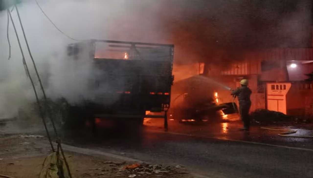 <p>The accident took place on Wednesday (September 24) night. The fire was so terrible that the driver of the trailer was burnt to death. The incident spread panic on the national highway.<br />&nbsp;</p>