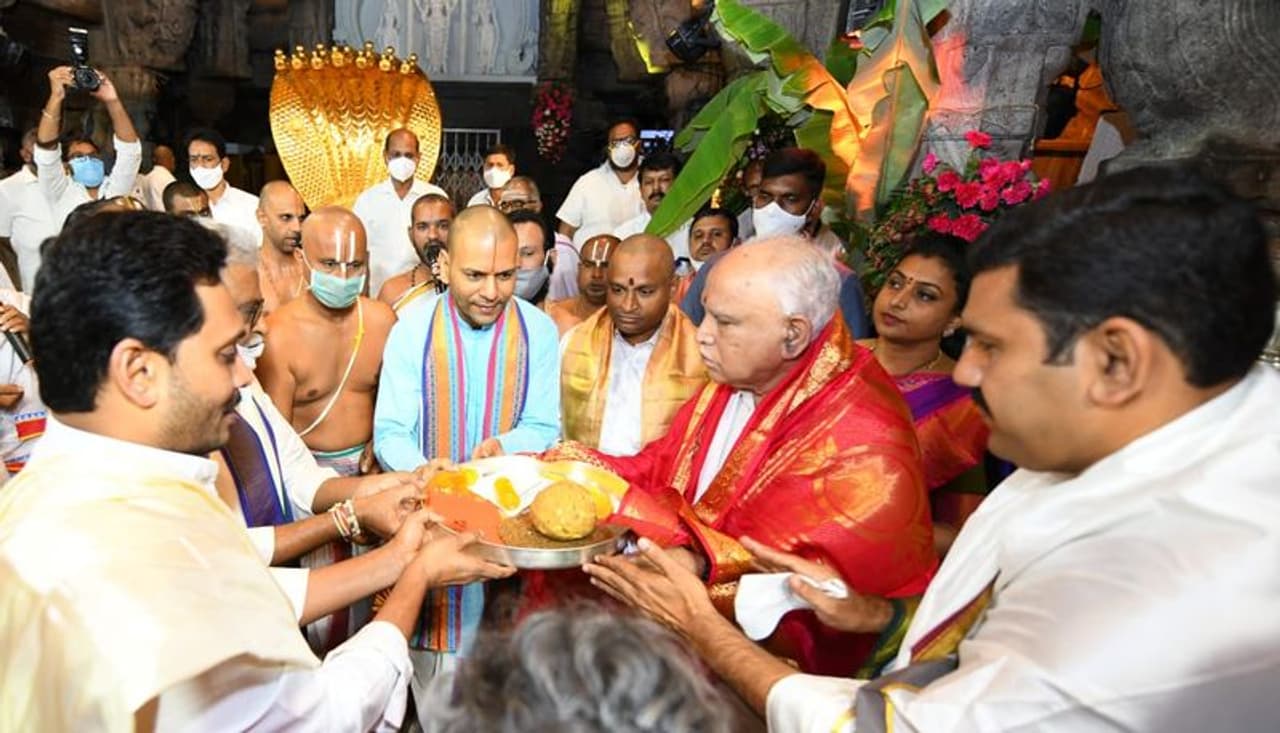<p>తిరుమల వెంకటేశ్వర స్వామి ఆలయంలో ఏపీ సీఎం జగన్, కర్ణాటక సీఎం యడియూరప్ప</p> <p>తిరుమల వెంకటేశ్వర స్వామి ఆలయంలో ఏపీ సీఎం జగన్, కర్ణాటక సీఎం యడియూరప్ప</p>