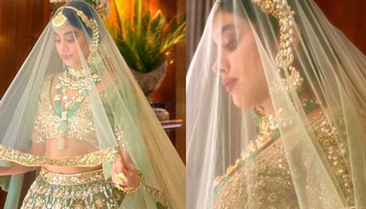 <p> </p><p>ഓണ്ലൈനായി നടന്ന ഫാഷന് മേളയില് പങ്കെടുത്തതിന് പിന്നാലെ ജാന്വി തന്നെയാണ് ചിത്രങ്ങള് ഇന്സ്റ്റഗ്രാമിലൂടെ പങ്കുവച്ചിരിക്കുന്നത്.<br /> </p><p> </p> <p> </p><p>ഓണ്ലൈനായി നടന്ന ഫാഷന് മേളയില് പങ്കെടുത്തതിന് പിന്നാലെ ജാന്വി തന്നെയാണ് ചിത്രങ്ങള് ഇന്സ്റ്റഗ്രാമിലൂടെ പങ്കുവച്ചിരിക്കുന്നത്.<br /> </p><p> </p>