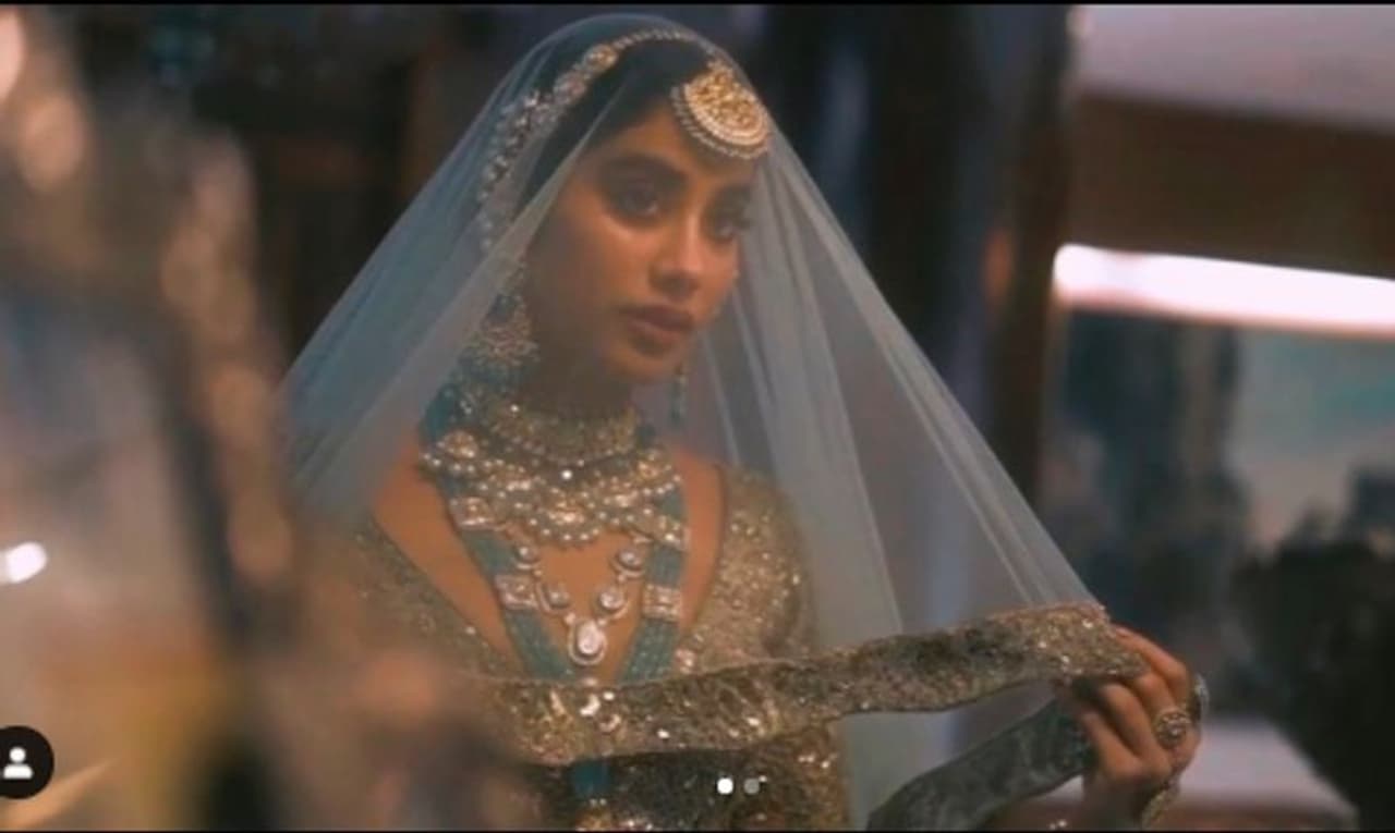 <p>ಬಾಲಿವುಡ್ನ ಫ್ಯಾಷನೆಬಲ್ ನಟಿಯರಲ್ಲಿ ಜಾಹ್ನವಿ ಕಪೂರ್ ಕೂಡಾ ಒಬ್ಬರು. ಪ್ರತಿ ಬಾರಿ ಹೊರಗೆ ಕಾಣಿಸಿಕೊಂಡಾಗಲೂ ತಮ್ಮ ಫ್ಯಾಷನೆಬಲ್ ಡ್ರೆಸ್ ಮೂಲಕ ಫ್ಯಾನ್ಸ್ನ ಇಂಪ್ರೆಸ್ ಮಾಡ್ತಾರೆ ಧಡಕ್ ನಟಿ</p> <p>ಬಾಲಿವುಡ್ನ ಫ್ಯಾಷನೆಬಲ್ ನಟಿಯರಲ್ಲಿ ಜಾಹ್ನವಿ ಕಪೂರ್ ಕೂಡಾ ಒಬ್ಬರು. ಪ್ರತಿ ಬಾರಿ ಹೊರಗೆ ಕಾಣಿಸಿಕೊಂಡಾಗಲೂ ತಮ್ಮ ಫ್ಯಾಷನೆಬಲ್ ಡ್ರೆಸ್ ಮೂಲಕ ಫ್ಯಾನ್ಸ್ನ ಇಂಪ್ರೆಸ್ ಮಾಡ್ತಾರೆ ಧಡಕ್ ನಟಿ</p>