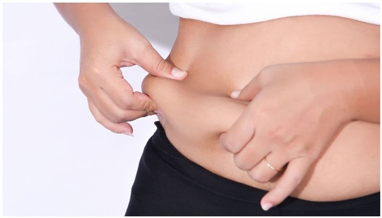 <p>ರನ್ನಿಂಗ್ ಸರಳ ಮತ್ತು ಪರಿಣಾಮಕಾರಿ ಹೃದಯ ವ್ಯಾಯಾಮ. ಇದು ಹೃದಯ ರಕ್ತನಾಳದ ಆರೋಗ್ಯವನ್ನು ಸುಧಾರಿಸಲು ಸಹಾಯ ಮಾಡುತ್ತದೆ ಮತ್ತು ಅದೇ ಸಮಯದಲ್ಲಿ ತೂಕ ಇಳಿಸಿಕೊಳ್ಳಲು ಸಹಕರಿಸುತ್ತದೆ. ಓಡುವುದರಿಂದ ಹೊಟ್ಟೆಯ ಕೊಬ್ಬು ಇಳಿಸಿ ಫ್ಲಾಟ್ ಬೆಲ್ಲಿ ಪಡೆದು ಕೊಳ್ಳಬಹುದು. ಹೇಗೆ? </p> <p>ರನ್ನಿಂಗ್ ಸರಳ ಮತ್ತು ಪರಿಣಾಮಕಾರಿ ಹೃದಯ ವ್ಯಾಯಾಮ. ಇದು ಹೃದಯ ರಕ್ತನಾಳದ ಆರೋಗ್ಯವನ್ನು ಸುಧಾರಿಸಲು ಸಹಾಯ ಮಾಡುತ್ತದೆ ಮತ್ತು ಅದೇ ಸಮಯದಲ್ಲಿ ತೂಕ ಇಳಿಸಿಕೊಳ್ಳಲು ಸಹಕರಿಸುತ್ತದೆ. ಓಡುವುದರಿಂದ ಹೊಟ್ಟೆಯ ಕೊಬ್ಬು ಇಳಿಸಿ ಫ್ಲಾಟ್ ಬೆಲ್ಲಿ ಪಡೆದು ಕೊಳ್ಳಬಹುದು. ಹೇಗೆ? </p>