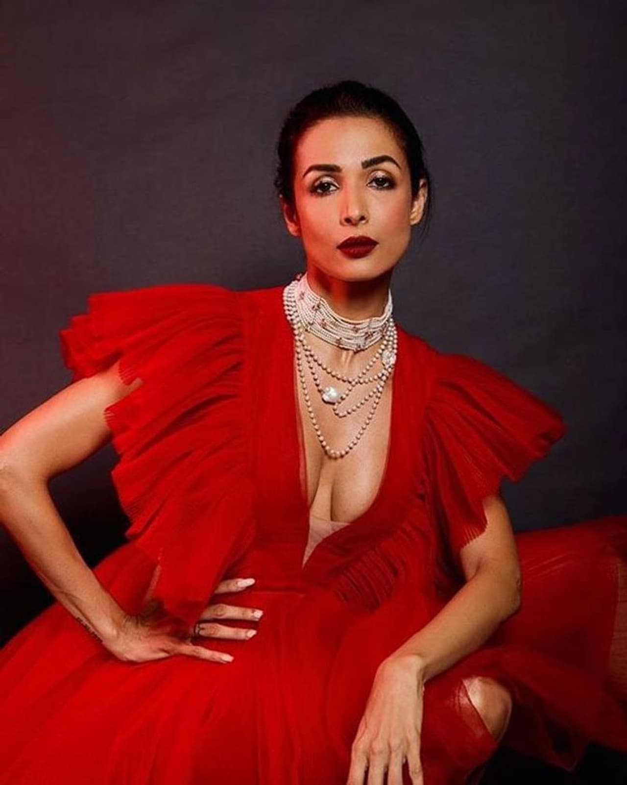 <p>‘చయ్య చయ్య’ వంటి ఐటెంసాంగ్స్తో అటు బాలీవుడ్కు, కెవ్వుకేక అంటూ ఇటు టాలీవుడ్కు పరిచయం చేయాల్సిన పనిలేని పేరు మలైకా అరోరా. </p> <p>‘చయ్య చయ్య’ వంటి ఐటెంసాంగ్స్తో అటు బాలీవుడ్కు, కెవ్వుకేక అంటూ ఇటు టాలీవుడ్కు పరిచయం చేయాల్సిన పనిలేని పేరు మలైకా అరోరా. </p>