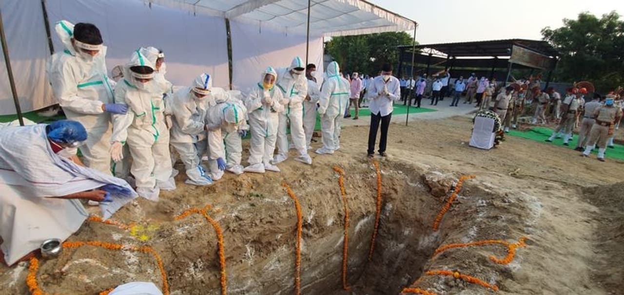 <p>ರೈಲ್ವೆ ಖಾತೆ ರಾಜ್ಯ ಸಚಿವ (65) ಅವರ ಅಂತ್ಯಕ್ರಿಯೆ ಗುರುವಾರ ಸಂಜೆ ನೆರವೇರಿತು.</p>