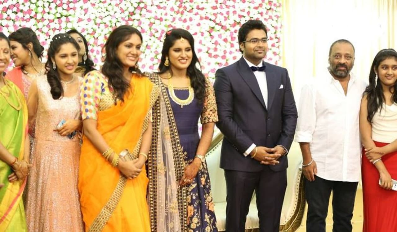 <p>கணவன் மனைவியாக வந்து மணமக்களை வாழ்த்திய தேவதர்ஷினி சேத்தன் </p> <p>கணவன் மனைவியாக வந்து மணமக்களை வாழ்த்திய தேவதர்ஷினி சேத்தன் </p>