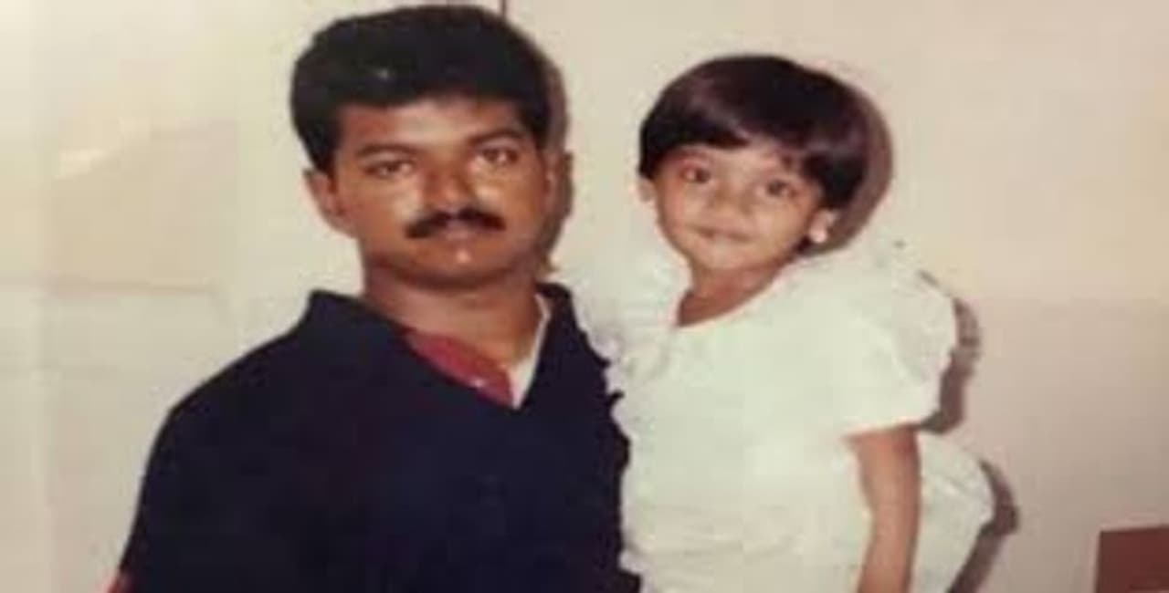 <p>தமிழ் சினிமாவில் குழந்தை நட்சத்திரமாக அறிமுகமாகி தற்போது கோலிவுட்டின் அடையாளமாக மாறிய விஜய் கைப்பட்டு, ஒரு குட்டி பாப்பா இப்போ ரசிகர்களின் மனம் கவர்ந்த நடிகையாக மாறியுள்ளார்.</p> <p>தமிழ் சினிமாவில் குழந்தை நட்சத்திரமாக அறிமுகமாகி தற்போது கோலிவுட்டின் அடையாளமாக மாறிய விஜய் கைப்பட்டு, ஒரு குட்டி பாப்பா இப்போ ரசிகர்களின் மனம் கவர்ந்த நடிகையாக மாறியுள்ளார்.</p>