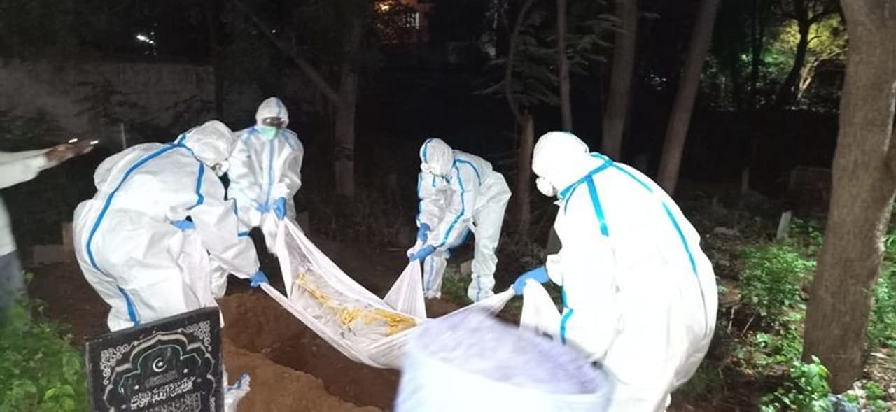 <p>ಪಾಪ್ಯುಲರ್ ಫ್ರಂಟ್ ಆಫ್ ಇಂಡಿಯಾವು ರಾಜ್ಯದಲ್ಲಿ ಈ ವರೆಗೆ ಕೋವಿಡ್ ಬಾಧಿತ 1269 ಮೃತದೇಹಗಳ ಅಂತ್ಯಸಂಸ್ಕಾರವನ್ನು ನಡೆಸಿದೆ.</p> <p>ಪಾಪ್ಯುಲರ್ ಫ್ರಂಟ್ ಆಫ್ ಇಂಡಿಯಾವು ರಾಜ್ಯದಲ್ಲಿ ಈ ವರೆಗೆ ಕೋವಿಡ್ ಬಾಧಿತ 1269 ಮೃತದೇಹಗಳ ಅಂತ್ಯಸಂಸ್ಕಾರವನ್ನು ನಡೆಸಿದೆ.</p>