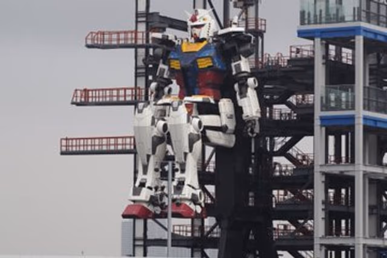 <p>&nbsp;ജാപ്പനീസ് നഗരമായ യോകോഹാമയിലാണ് ആശാനുള്ളത്. 1970 കളുടെ അവസാനം ജനപ്രിയ ടിവി സീരീസായ 'മൊബൈല്‍ സ്യൂട്ട് ഗുണ്ടം' ല്‍ നിന്നുള്ള റോബോട്ടിനോട് സാമ്യമുള്ള ഈ വമ്പന്‍ ഹ്യൂമനോയിഡ് നടക്കുകയും മുട്ടുകുത്തുകയും ആംഗ്യം കാണിക്കുകയും ചെയ്യുന്നുണ്ട്.</p>