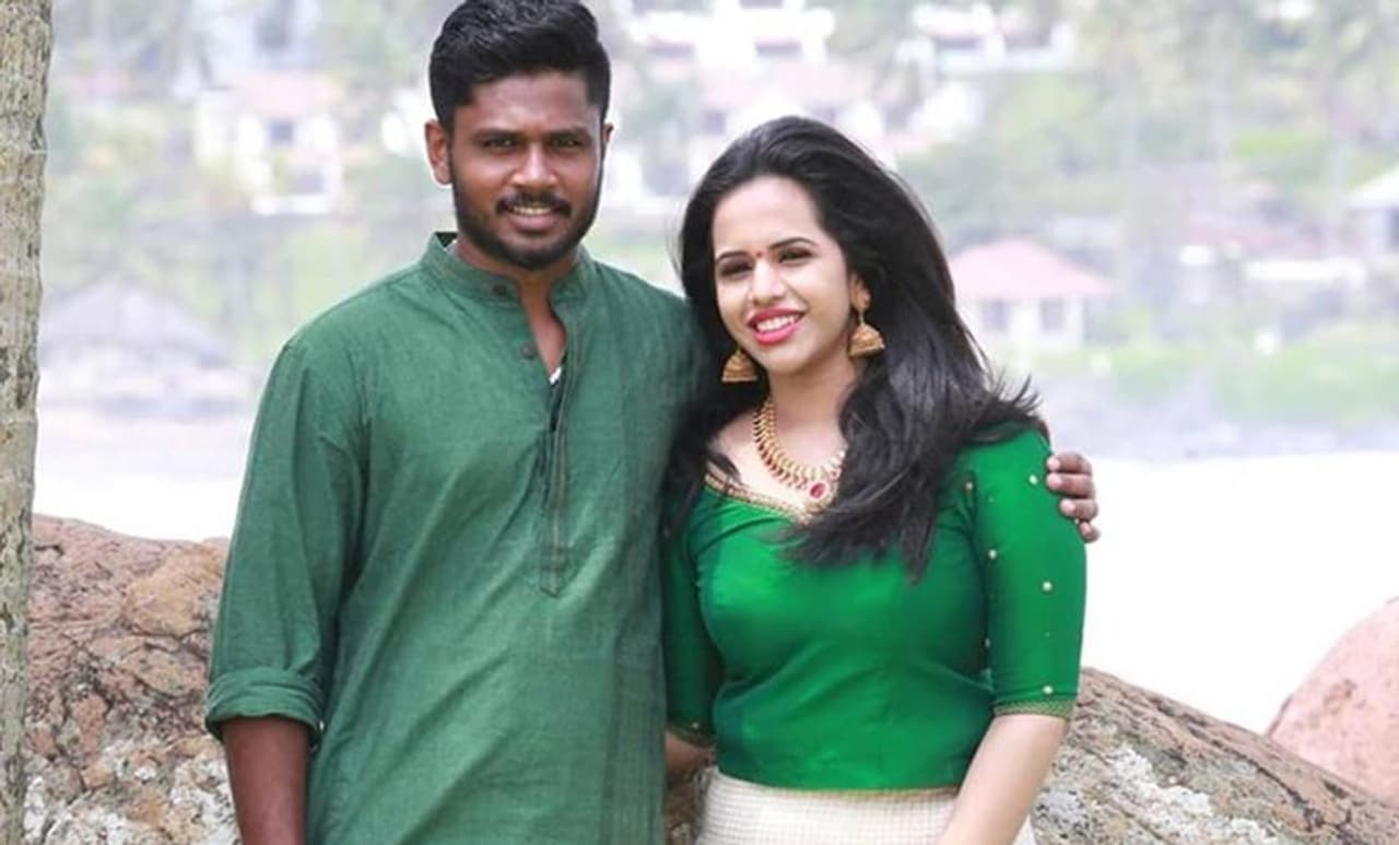 <p>சஞ்சு சாம்சன் தனது வகுப்புத் தோழரும் நீண்டகால காதலியுமான சாருலதாவை 2018 இல் திருமணம் செய்து கொண்டார் சாருவும் சஞ்சுவும் மாரா இவானியோஸ் கல்லூரியின் நாட்களிலிருந்து ஒருவரை ஒருவர் அறிந்திருக்கிறார்கள்.ஆனால் இருவரும் பின்னர் தங்கள் வாழ்க்கையில் பிஸியாகிவிட்டார்கள்<br /> </p> <p>சஞ்சு சாம்சன் தனது வகுப்புத் தோழரும் நீண்டகால காதலியுமான சாருலதாவை 2018 இல் திருமணம் செய்து கொண்டார் சாருவும் சஞ்சுவும் மாரா இவானியோஸ் கல்லூரியின் நாட்களிலிருந்து ஒருவரை ஒருவர் அறிந்திருக்கிறார்கள்.ஆனால் இருவரும் பின்னர் தங்கள் வாழ்க்கையில் பிஸியாகிவிட்டார்கள்<br /> </p>