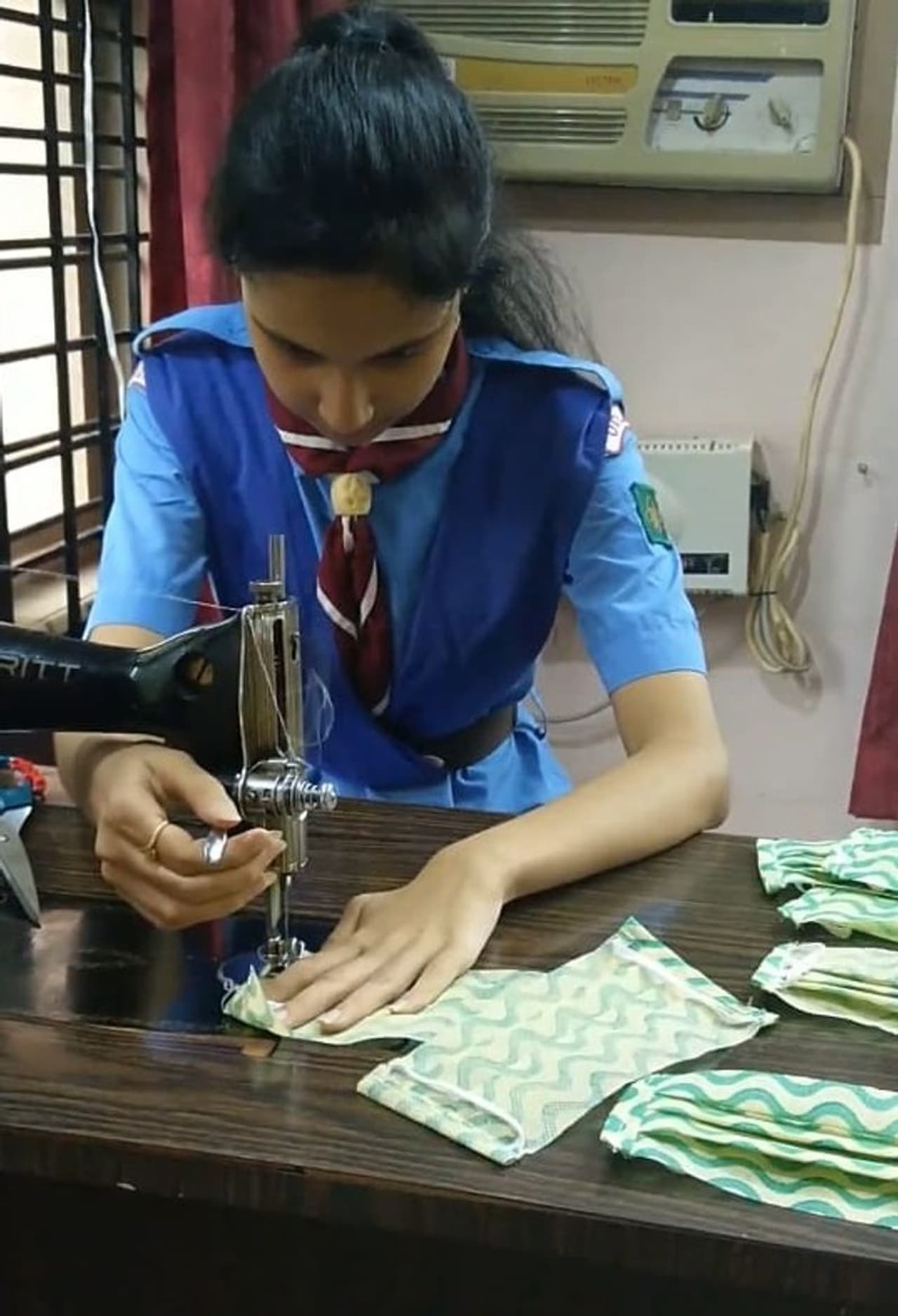 <p>ಮಣಿಪಾಲ ಮಾಧವ ಕೃಪಾ ಶಾಲೆಯ 8ನೇ ತರಗತಿಯ ವಿದ್ಯಾರ್ಥಿನಿ ಇಶಿತಾ ಆಚಾರ್‌, 2 ತಿಂಗಳ ಲಾಕ್‌ಡೌನ್‌ ಸಂದರ್ಭದಲ್ಲಿ ತಾನು ಮನೆಯಲ್ಲಿಯೇ ಹೊಲಿದ 300 ಮಾಸ್ಕ್‌ಗಳನ್ನು ಆರ್ಮಿಯ ಯೋಧರಿಗೆ ಕಳುಹಿಸಿದ್ದಳು.&nbsp;</p>