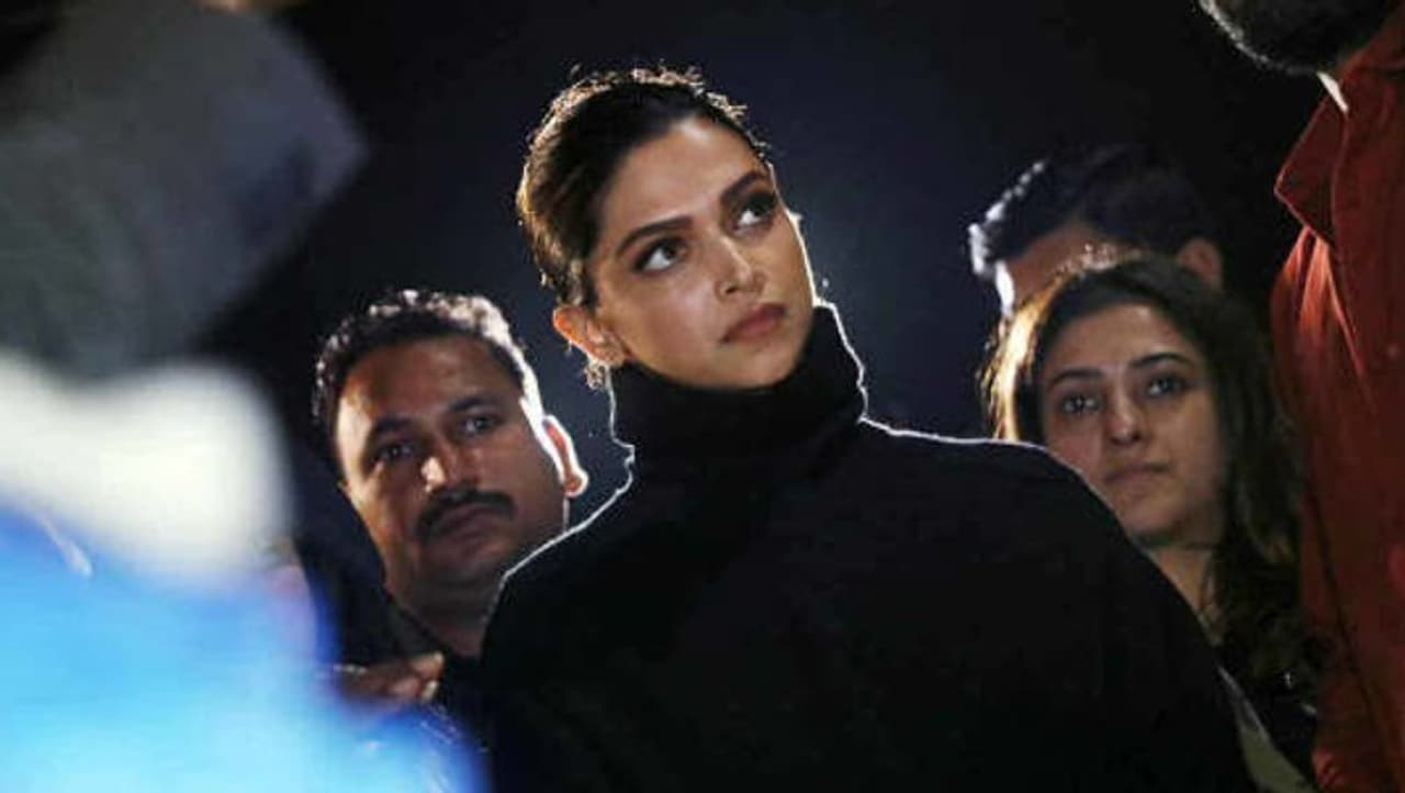 <p>We all have preconceived notions that actresses are diva types, drama queens. They are always demanding and rude, sometimes very 'fake' and 'arrogant'. But this is not true with Deepika Padukone.</p> <p>We all have preconceived notions that actresses are diva types, drama queens. They are always demanding and rude, sometimes very 'fake' and 'arrogant'. But this is not true with Deepika Padukone.</p>