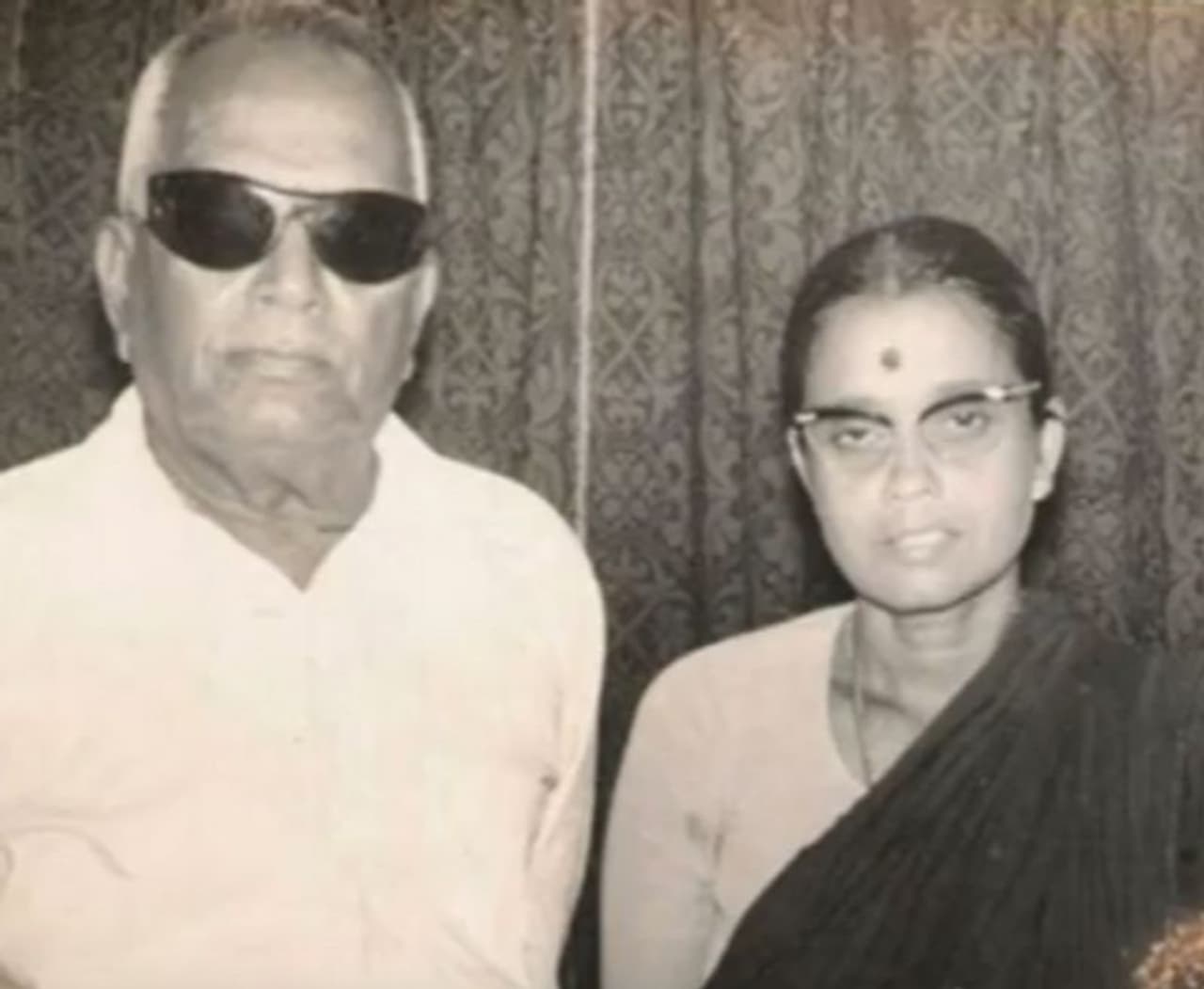 <p>ഹരികഥാ കലാകാരനായിരുന്ന എസ് പി സംബമൂർത്തിയുടെയും ശകുന്തളാമ്മയുടെയും മകനായി 1946 ജൂൺ നാലിനാണ് ജനനം.</p> <p>ഹരികഥാ കലാകാരനായിരുന്ന എസ് പി സംബമൂർത്തിയുടെയും ശകുന്തളാമ്മയുടെയും മകനായി 1946 ജൂൺ നാലിനാണ് ജനനം.</p>