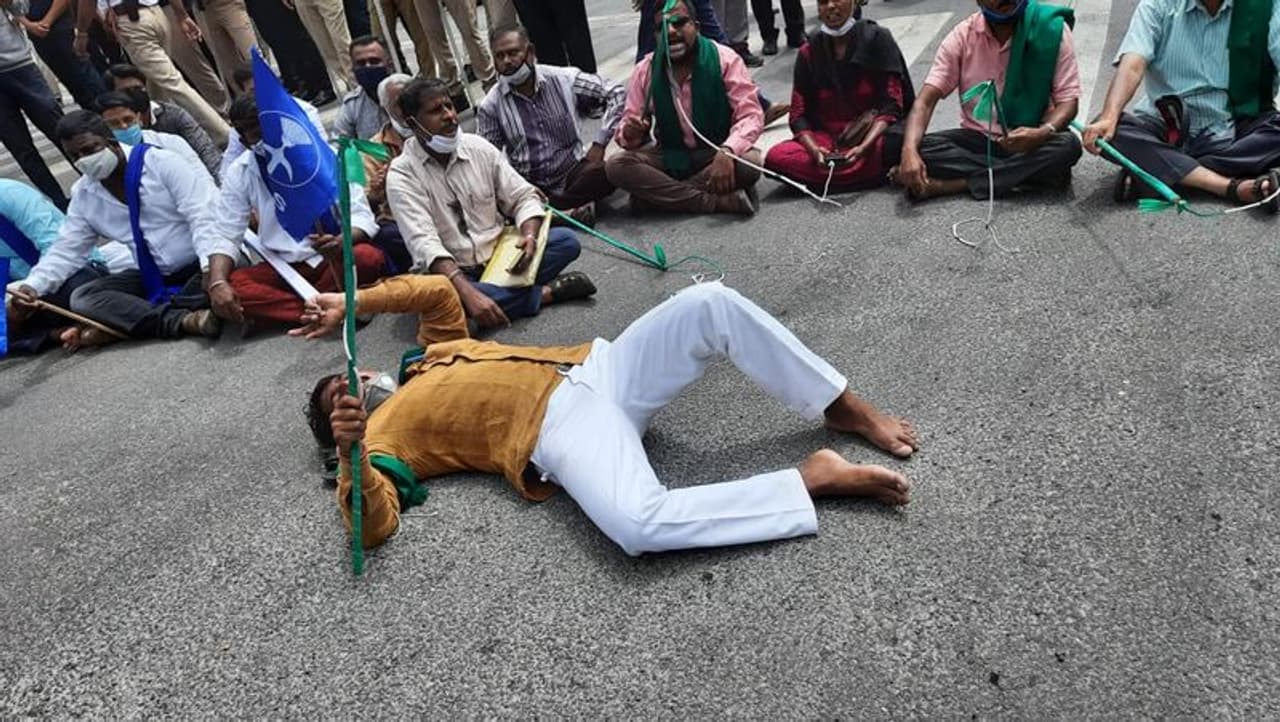 <p>ഫാര്മേഴ്സ് പ്രൊഡ്യൂസ് ട്രെയ്ഡ് ആന്ഡ് കൊമേഴ്സ് ഓഡിനന്സ് 2020, ഫാര്മേഴ്സ് എഗ്രിമെന്റ് ഓണ് പ്രൈസ് അഷ്വറന്സ് ആന്ഡ് ഫാം സര്വ്വീസ് ഓഡിനന്സ്, എസന്ഷ്യല് കമ്മോഡിറ്റീസ് ഓഡിനന്സ് എന്നീ കാര്ഷിക പരിഷ്കാര ബില്ലുകളാണ് കേന്ദ്ര മന്ത്രിസഭ കഴിഞ്ഞ ദിവസം പാസാക്കിയത്. </p> <p>ഫാര്മേഴ്സ് പ്രൊഡ്യൂസ് ട്രെയ്ഡ് ആന്ഡ് കൊമേഴ്സ് ഓഡിനന്സ് 2020, ഫാര്മേഴ്സ് എഗ്രിമെന്റ് ഓണ് പ്രൈസ് അഷ്വറന്സ് ആന്ഡ് ഫാം സര്വ്വീസ് ഓഡിനന്സ്, എസന്ഷ്യല് കമ്മോഡിറ്റീസ് ഓഡിനന്സ് എന്നീ കാര്ഷിക പരിഷ്കാര ബില്ലുകളാണ് കേന്ദ്ര മന്ത്രിസഭ കഴിഞ്ഞ ദിവസം പാസാക്കിയത്. </p>