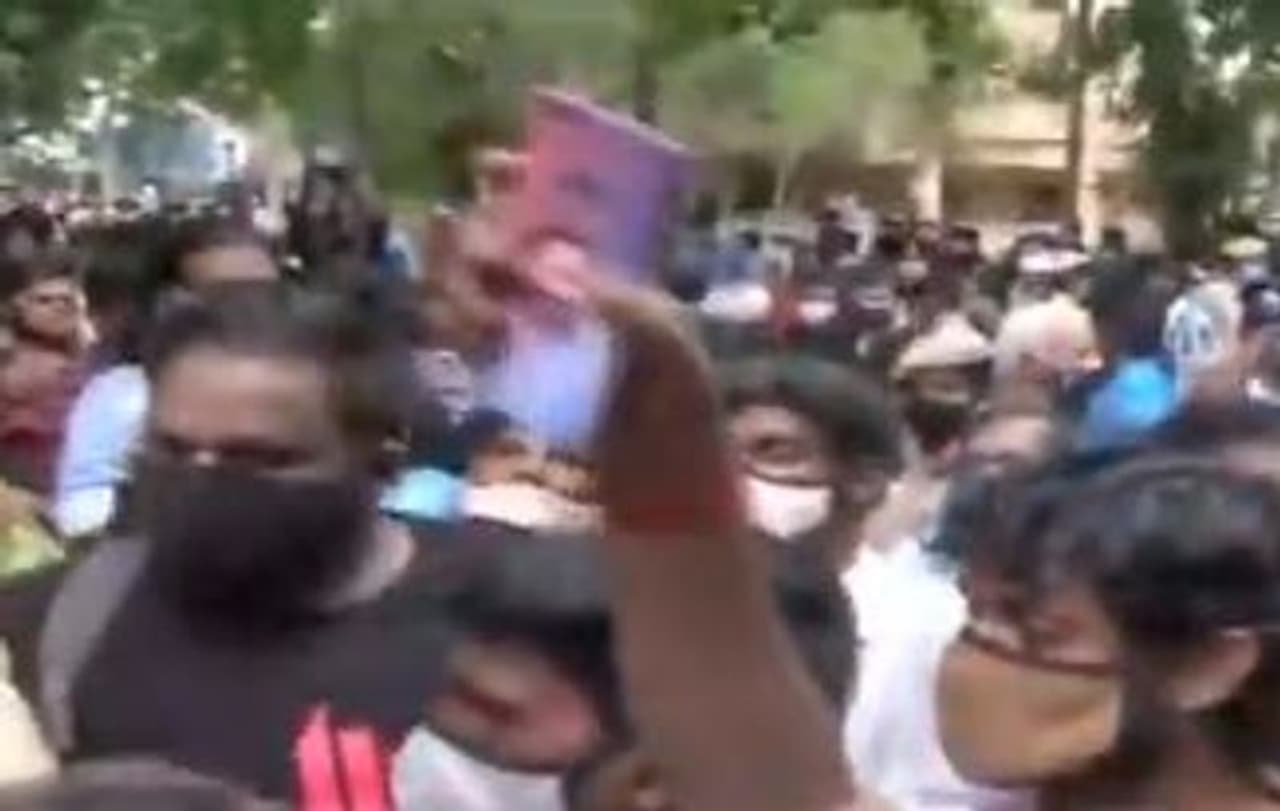 <p>எஸ்.பி.பி வீட்டின் முன் அலைமோதும் கூட்டம் </p> <p>எஸ்.பி.பி வீட்டின் முன் அலைமோதும் கூட்டம் </p>