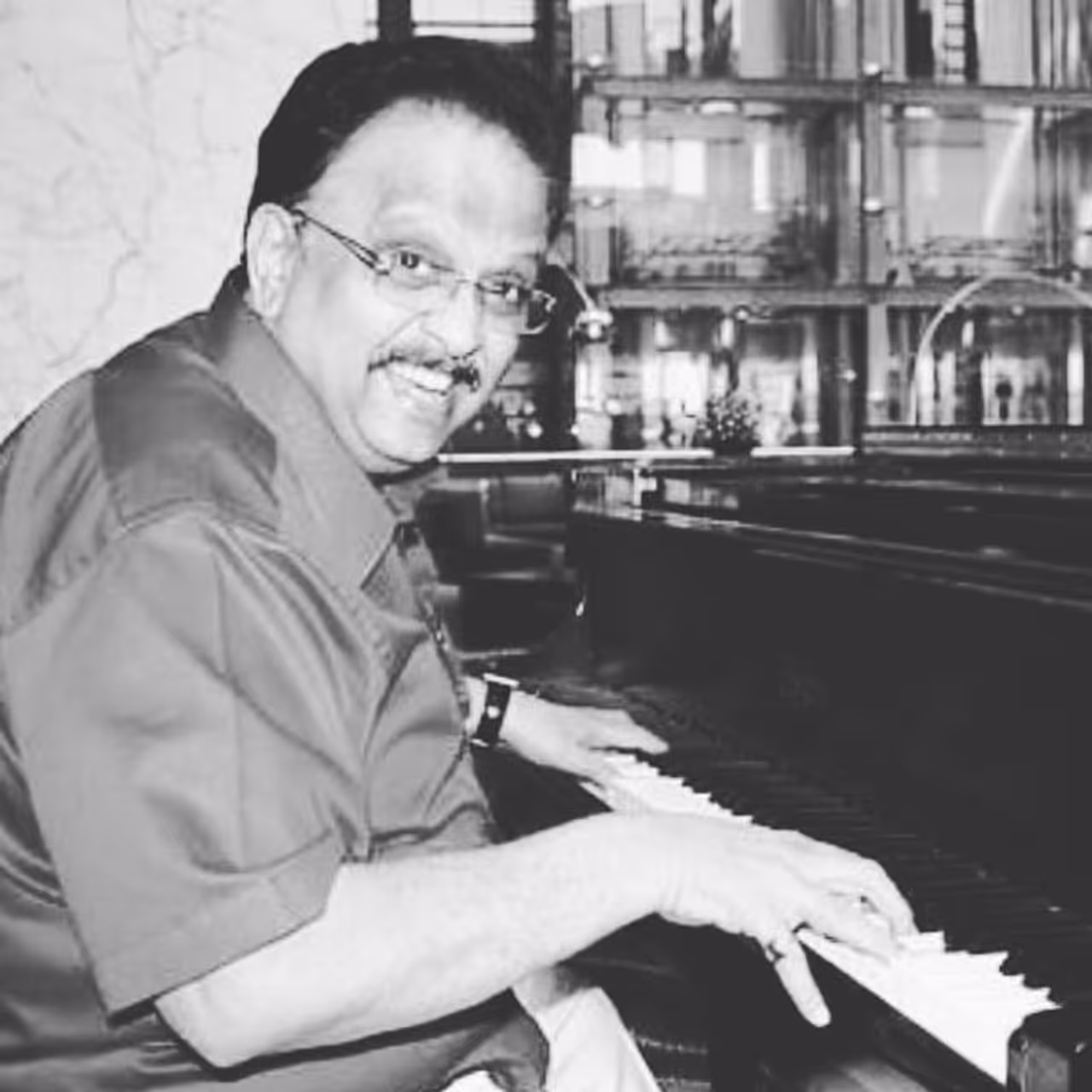 <p>கொரோனா அறிகுறியுடன் கடந்த ஆகஸ்ட் மாதம் 5ம் தேதி சென்னை சூளைமேட்டில் உள்ள எம்ஜிஎம் ஹெல்த்கேர் சென்டரில் அனுமதிக்கப்பட்டார் எஸ்.பி.பி. அங்கு 51 நாட்களாக சிகிச்சை பெற்று வந்த எஸ்.பி.பியின் உடல் நிலை தொடக்கத்தில் மோசமடைந்தாலும், கடந்த சில நாட்களாக நல்ல நிலையில் முன்னேறி வந்தது.&nbsp;</p>