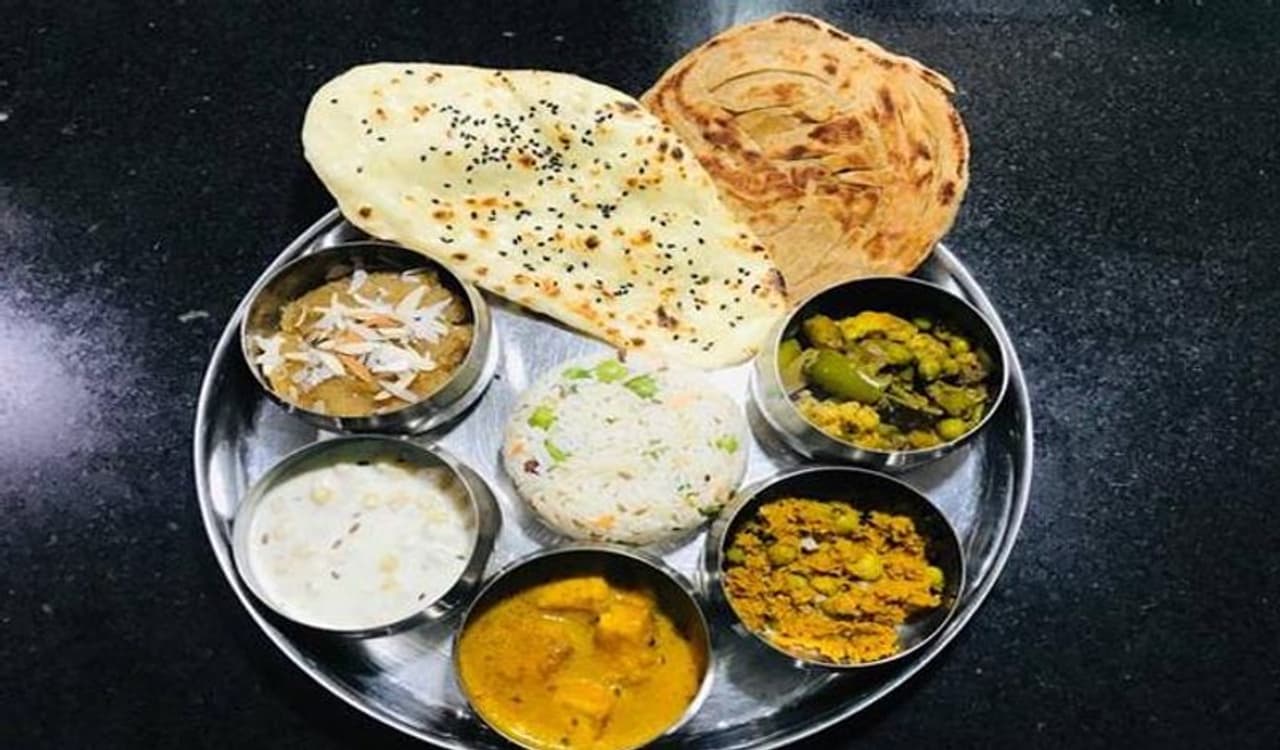 <p>మారుతున్న జీవనశైలి అనేక రకాల ఆరోగ్య సమస్యలకు దారి తీస్తుంది. ఇందులో ముఖ్యమైంది ఒబేసిటీ. అయితే దీన్నుండి బయటపడాలంటే తీసుకునే ఆహారంలో మార్పులు చేసుకోవాలి.&nbsp;</p>