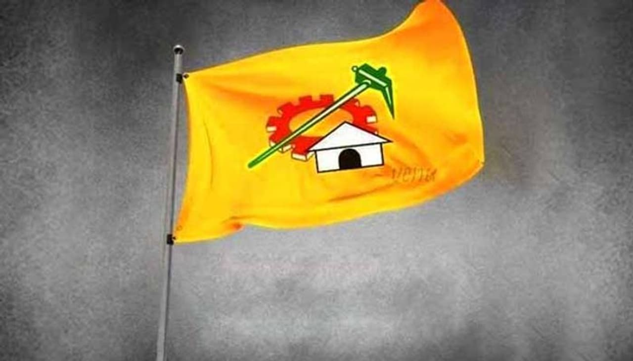 <p>&nbsp;పోగోట్టుకొన్న చోటే వెతుక్కోవాలనేది నానుడి. ఈ వర్గంలో పట్టుకోల్పోయామని భావిస్తోందో... ఆ వర్గంలో పట్టుకు టీడీపీ తిరిగి ప్రయత్నాలను ప్రారంభించింది.</p>