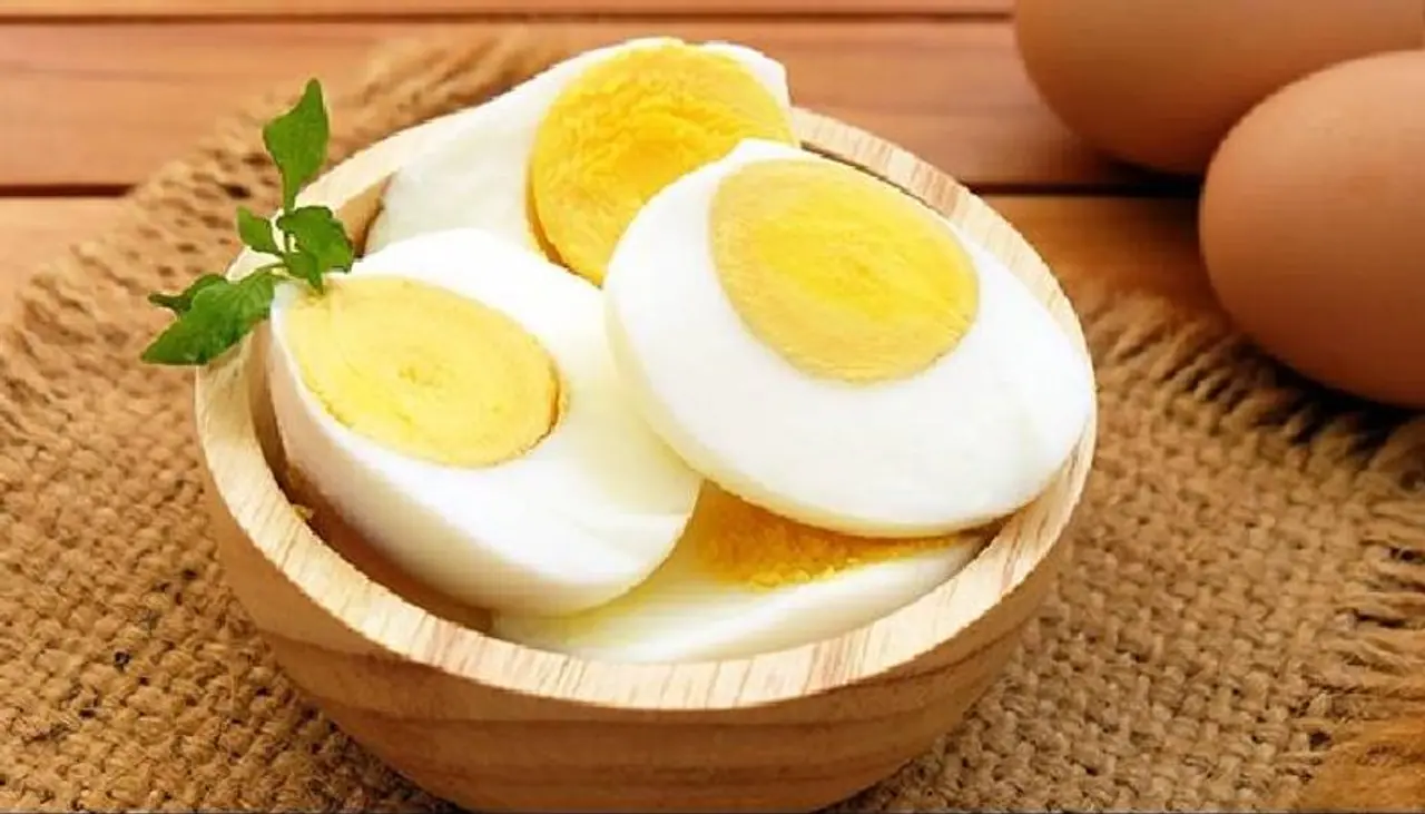 <p><strong>ഒന്ന്...</strong></p><p>&nbsp;</p><p>മുട്ടയാണ് ഈ പട്ടികയിലെ ഒന്നാമന്‍. പോഷകങ്ങളുടെ കലവറയാണ് മുട്ട. വിറ്റാമിന്‍ എ, ബി, ഡി, ഇ, സി &nbsp;എന്നിവ ഇതില്‍ അടങ്ങിയിരിക്കുന്നു. ഒപ്പം കാൽസ്യം, സോഡിയം, പൊട്ടാസ്യം, മഗ്നീഷ്യം, ഇരുമ്പ് എന്നിവയും മുട്ടയില്‍ അടങ്ങിയിട്ടുണ്ട്.&nbsp;ഒരു വലിയ മുട്ടയില്‍ അഞ്ച് ശതമാനത്തോളം സിങ്ക് അടങ്ങിയിട്ടുണ്ട് എന്നാണ് പഠനങ്ങള്‍ സൂചിപ്പിക്കുന്നത്. അതിനാല്‍ ഇവ കഴിക്കുന്നത് പ്രതിരോധശേഷിക്കും വളരെ നല്ലതാണ്.&nbsp;</p>