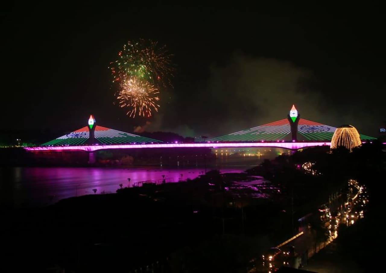 <p>కేబుల్ బ్రిడ్జి వద్ద బాణాసంచా కాల్చుతున్న అధికారులు</p> <p>కేబుల్ బ్రిడ్జి వద్ద బాణాసంచా కాల్చుతున్న అధికారులు</p>