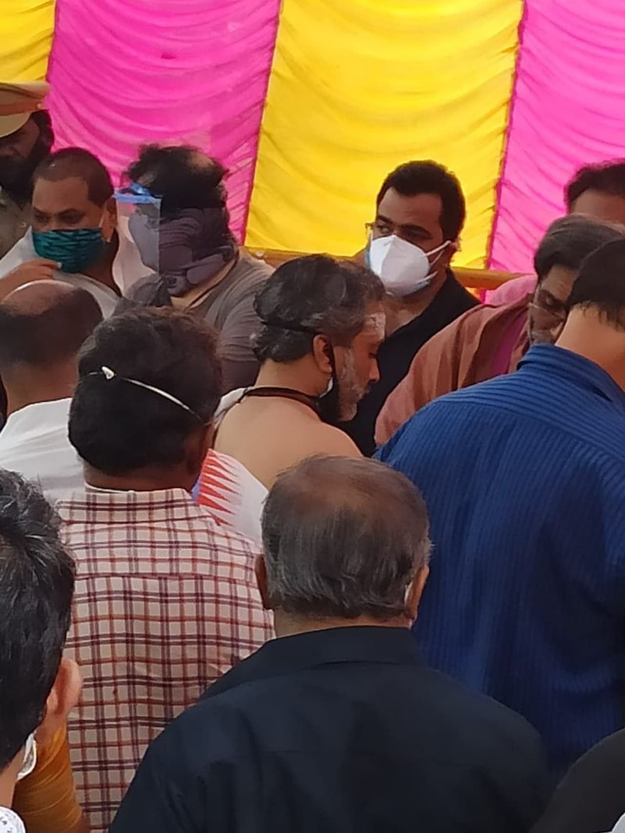 <p>எஸ்.பி.பி உடலுக்கு இறுதி சடங்குகள் செய்த போது</p> <p>எஸ்.பி.பி உடலுக்கு இறுதி சடங்குகள் செய்த போது</p>