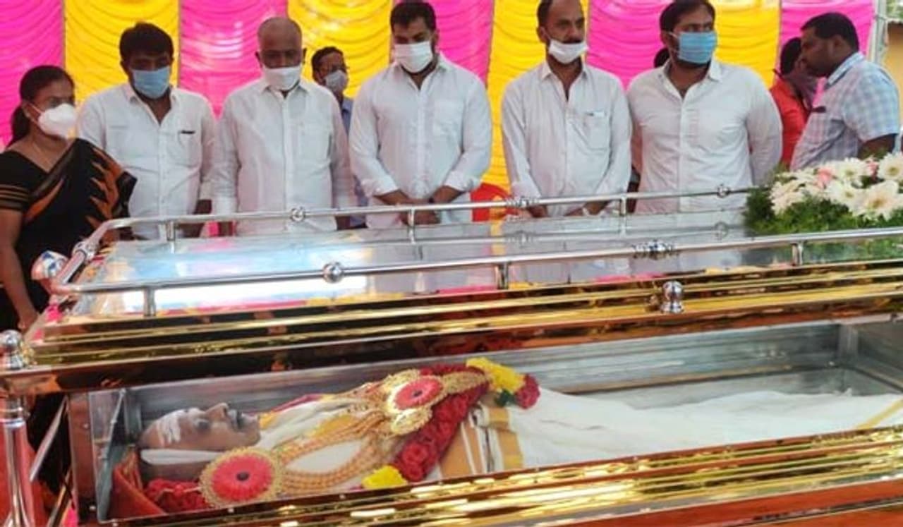 <p>கண்ணாடி பெட்டிக்குள் இறுதி நித்திரை கொண்ட பாடும் நிலா&nbsp;</p>