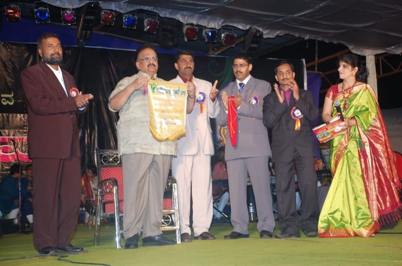 <p>ಶಿರಸಿಯ ಜಿಲ್ಲಾ ಮಾರಿಕಾಂಬಾ ಕ್ರೀಡಾಂಗಣದಲ್ಲಿ ಇಲ್ಲಿಯ ಜೀವನ್ಮುಖಿ ಸಂಸ್ಥೆಯನ್ನು ಉದ್ಘಾಟಿಸಲೆಂದು 2009ರ ಮಾರ್ಚ್‌ 13ರಂದು ಶಿರಸಿಗೆ ಎಸ್ಪಿಬಿ ಆಗಮಿಸಿದ್ದರು. ಇಲ್ಲಿಯ ರಮಾನಂದ ಐನಕೈ, ನಾಗರಾಜ್‌ ಮಡಿವಾಳ, ಉಷಾ ಐನಕೈ, ಬಾಲಕೃಷ್ಣ ಗೌಡ, ಗಜಾನನ ಸಕಲಾತಿ ಇನ್ನಿತರರು ಜಂಟಿಯಾಗಿ ಕಟ್ಟಿದ್ದ ಸಂಸ್ಥೆಯು ಎಸ್ಪಿಬಿ ಗಾನಸುಧೆಯ ಮೂಲಕ ಉದ್ಘಾಟನೆಗೊಂಡಿತ್ತು.</p>